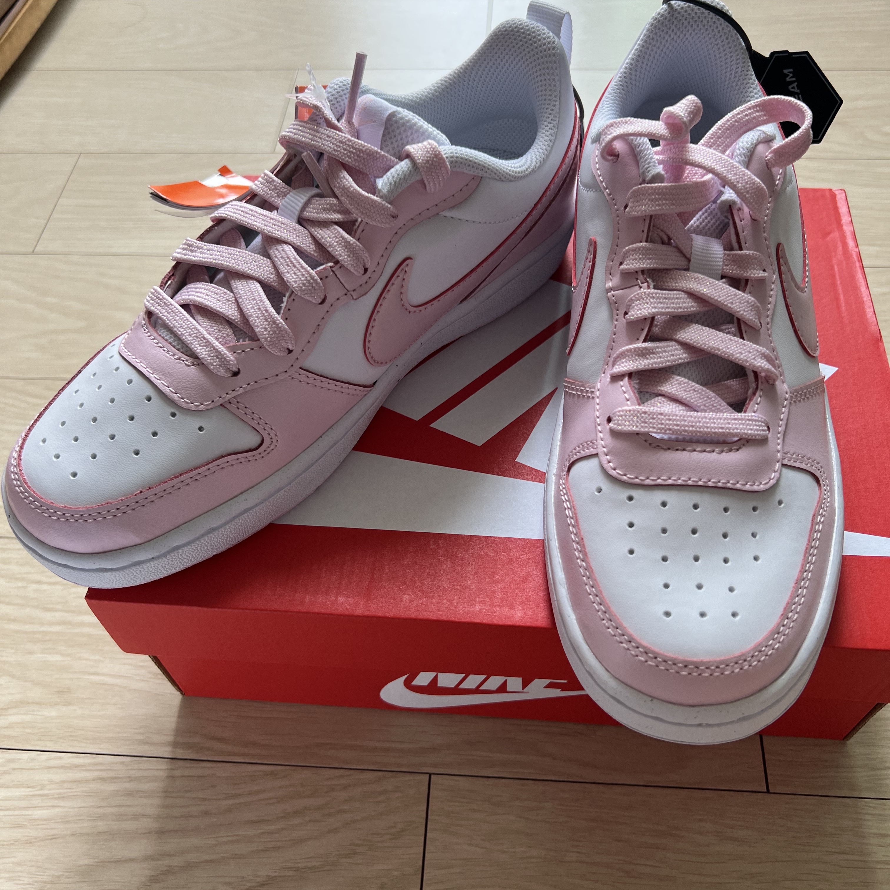 (GS) Nike Court Borough 2 SE White Pink Foam, (W) Jordan 1 Low White Ice Blue 착용 스타일 - 2