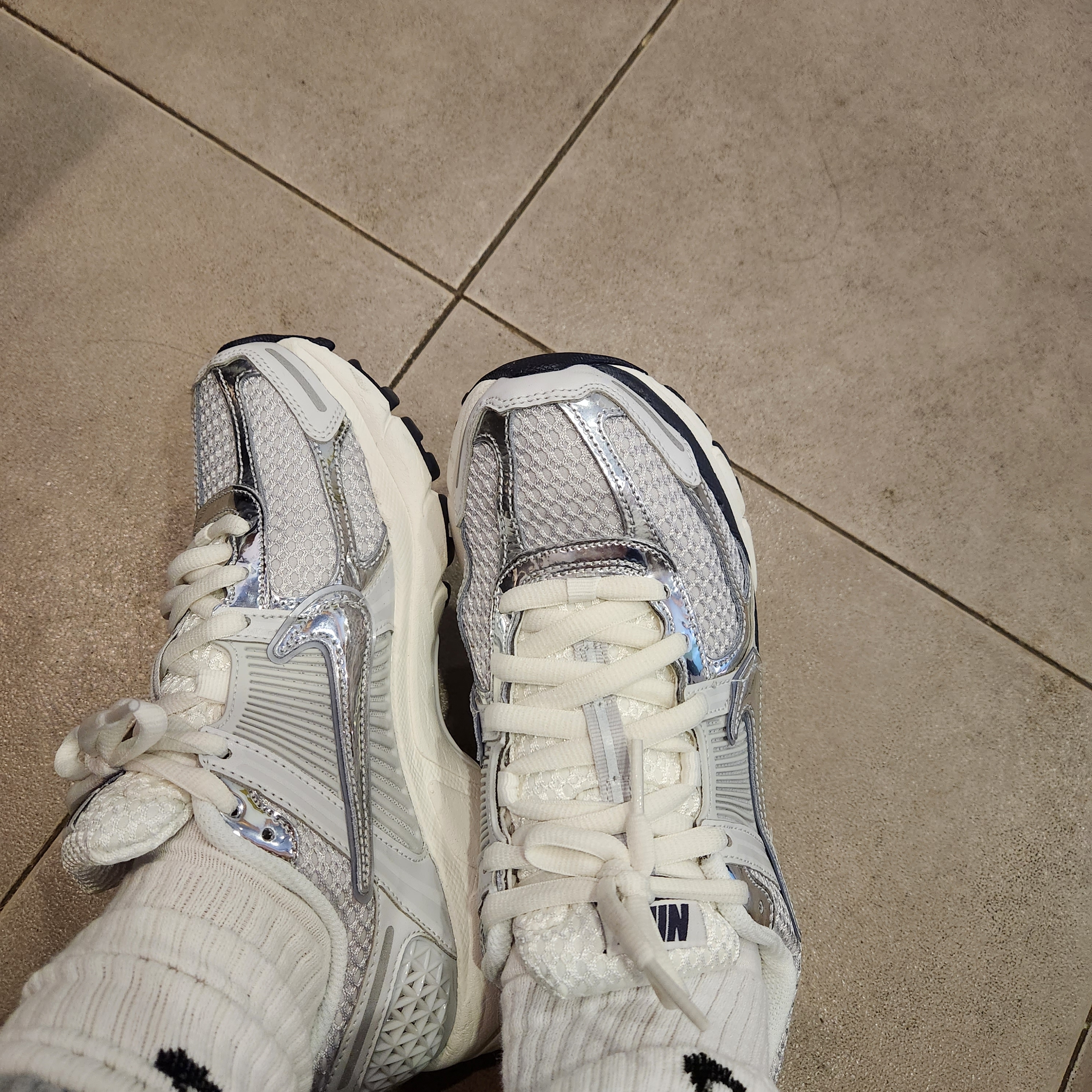 (W) Nike Zoom Vomero 5 Photon Dust and Metallic Silver 착용 스타일