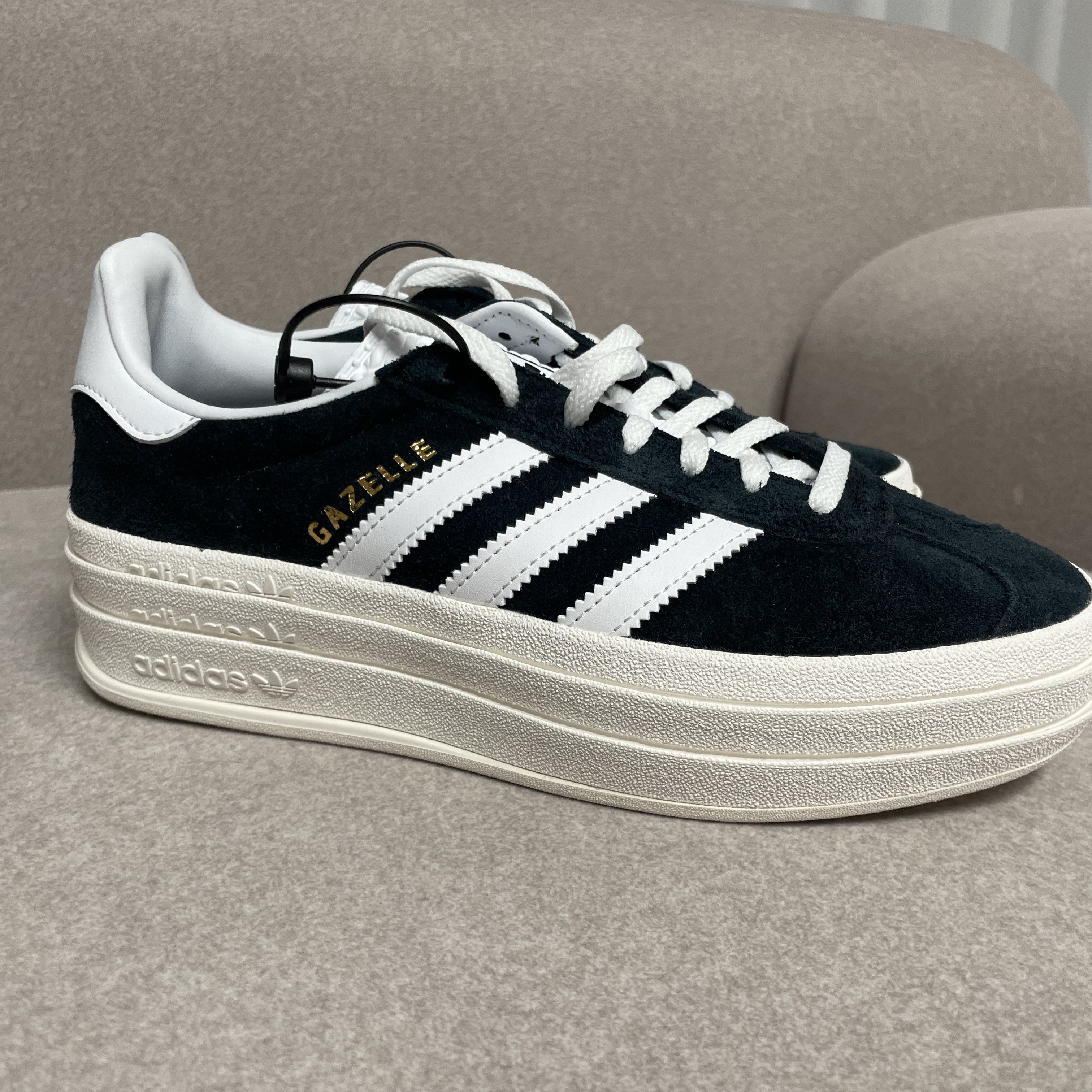 (W) Adidas Gazelle Bold Core Black Cloud White 착용 스타일 - 2