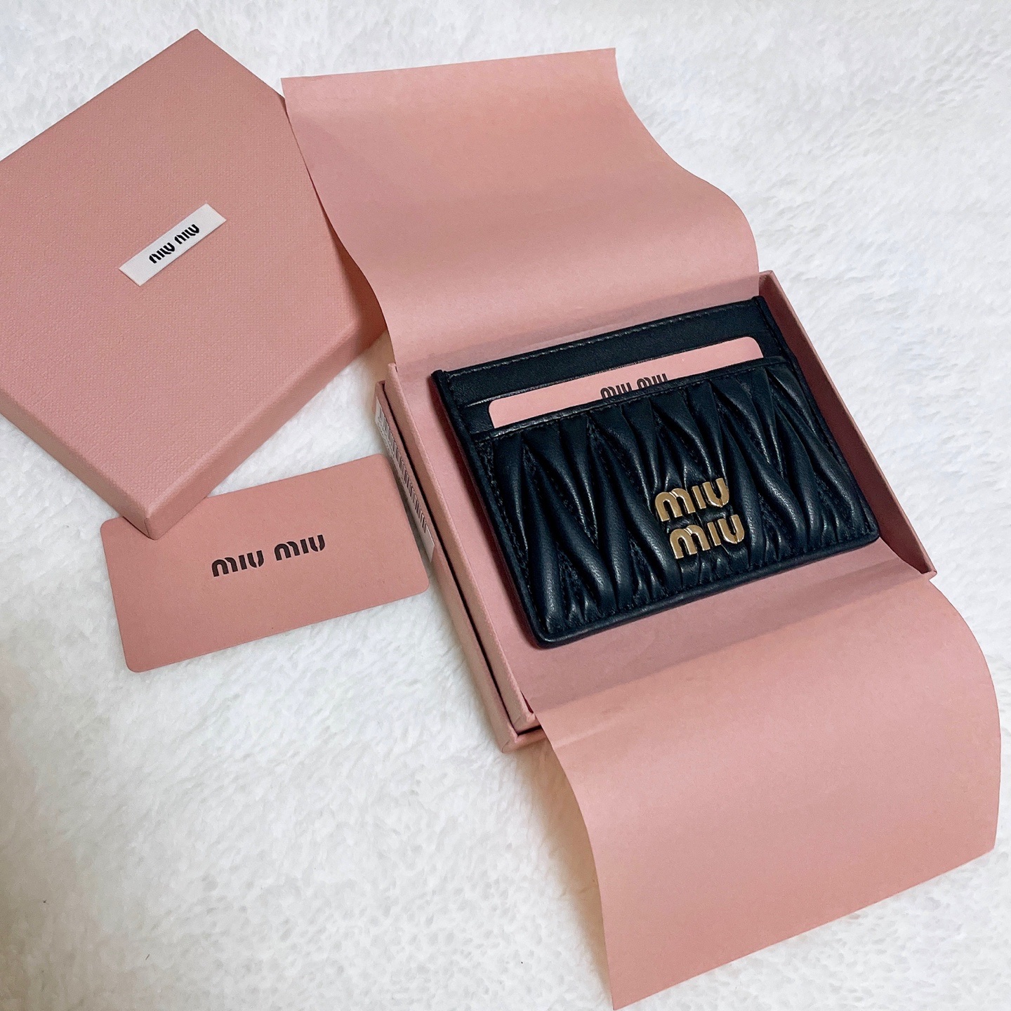 Miu Miu Matelasse Nappa Leather Card Holder Black 착용 스타일