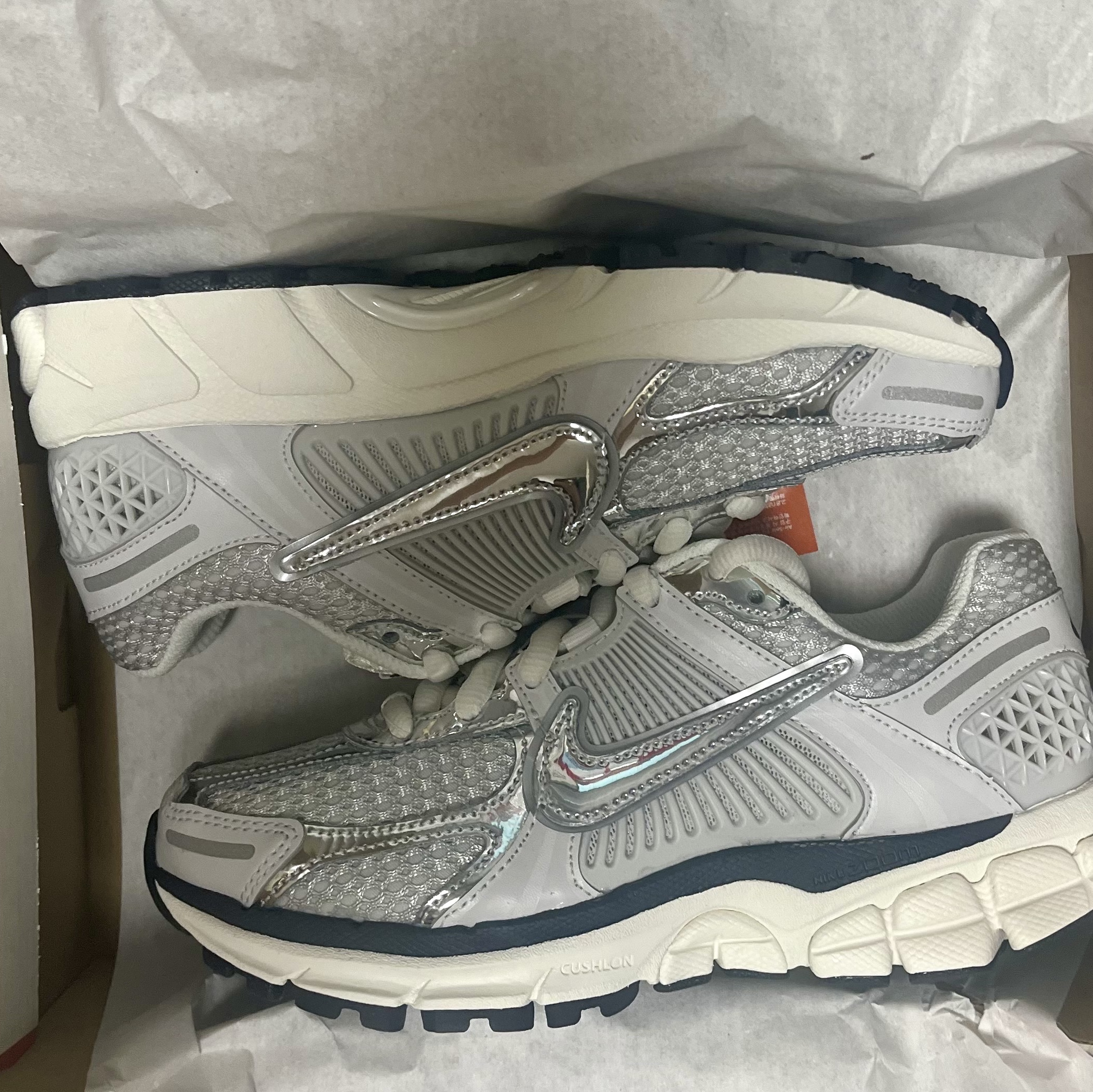 (W) Nike Zoom Vomero 5 Photon Dust and Metallic Silver 착용 스타일