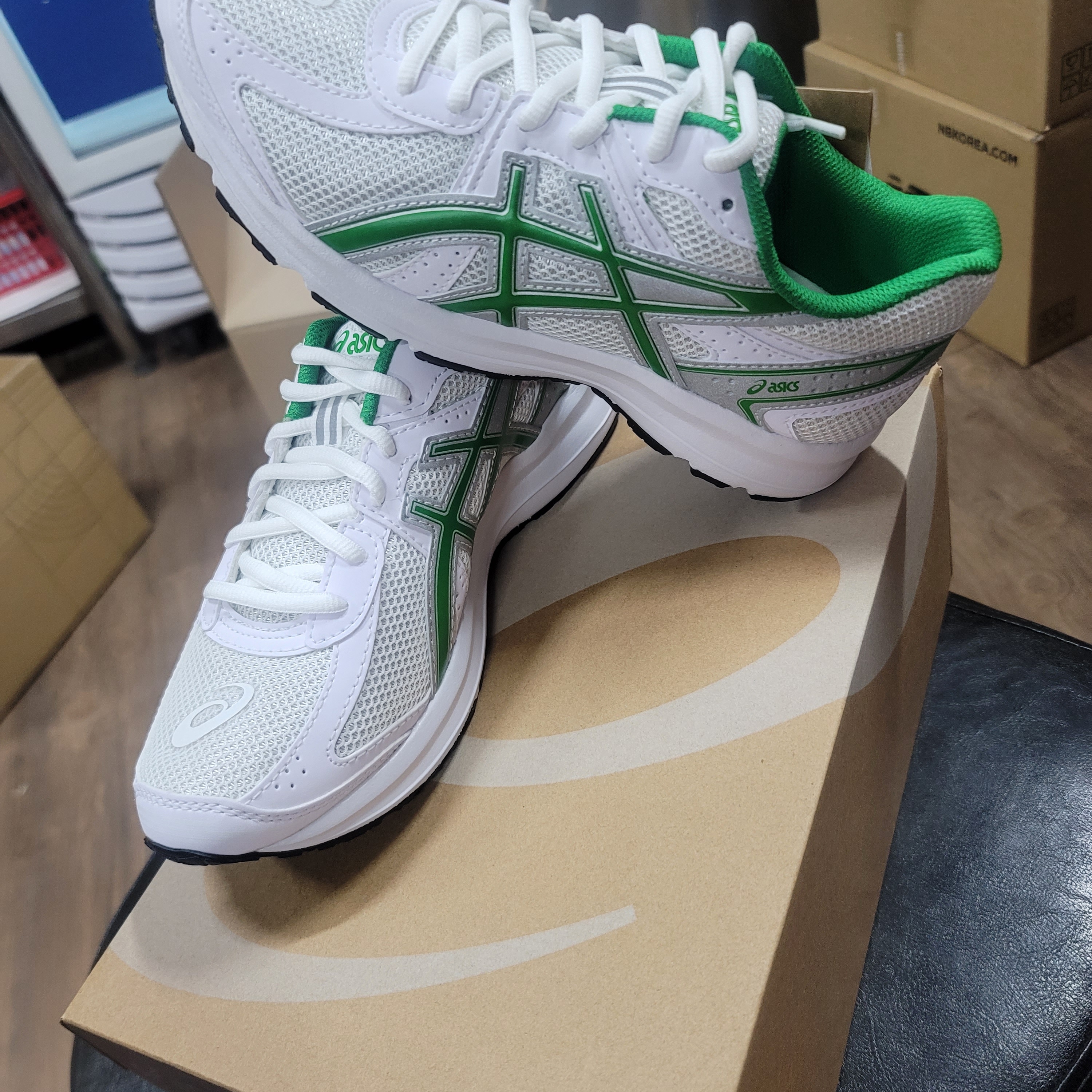Asics Jog 100 S White Green - 2E Wide 착용 스타일 - 1