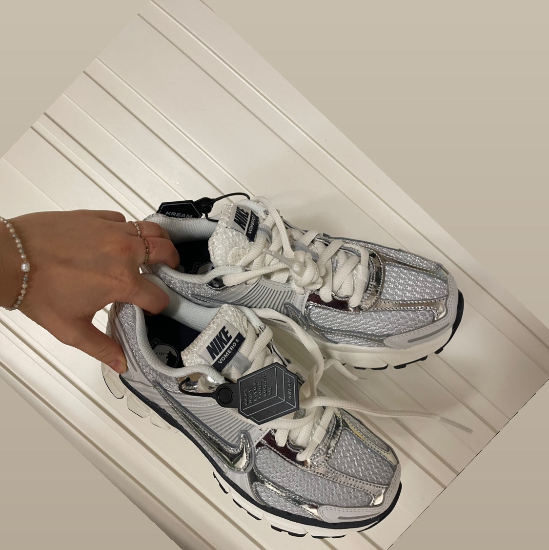 (W) Nike Zoom Vomero 5 Photon Dust and Metallic Silver 착용 스타일
