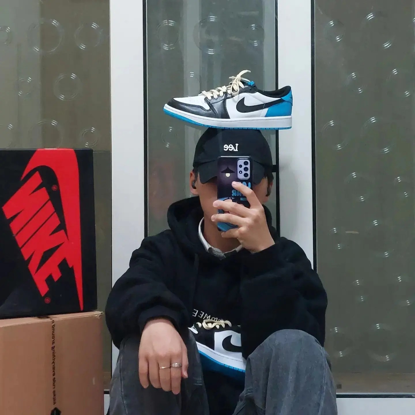 Jordan 1 Retro Low OG Black and Dark Powder Blue 착용 스타일 - 2