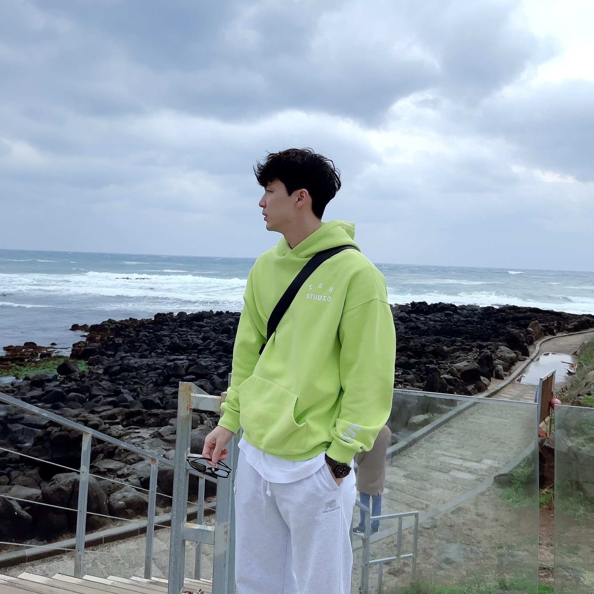 IAB Studio x Worksout Hoodie & Keyring Lime 착용 스타일