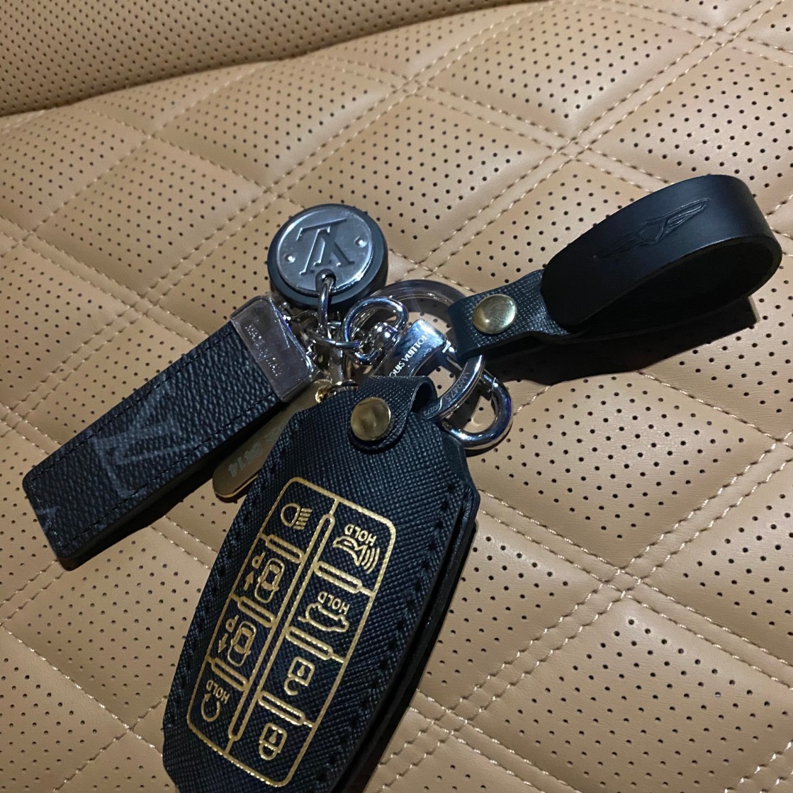 Louis Vuitton Neo lv club bag charm and key holder (M69475)
