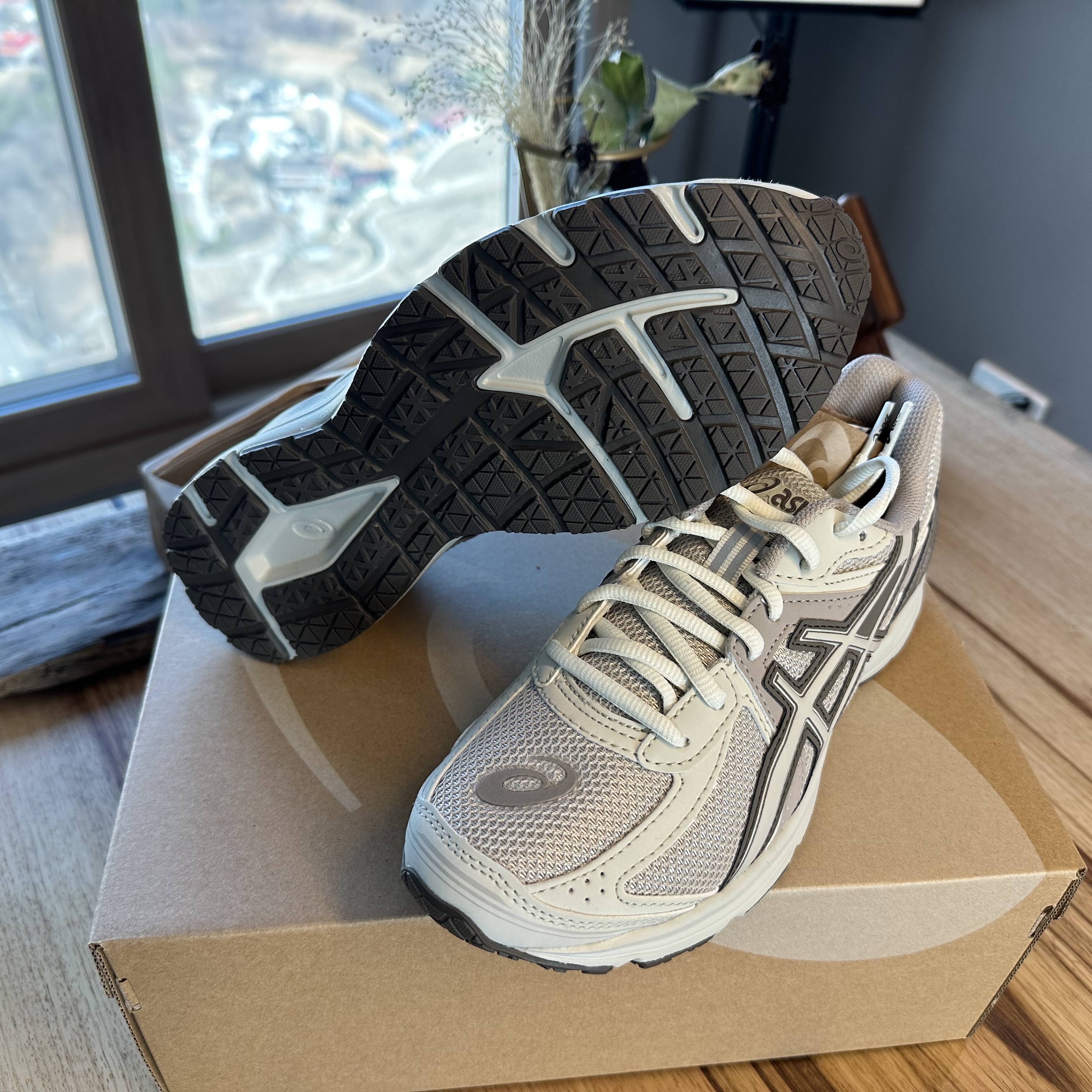 Asics Jog 100 S Birch - 2E Wide 착용 스타일 - 3