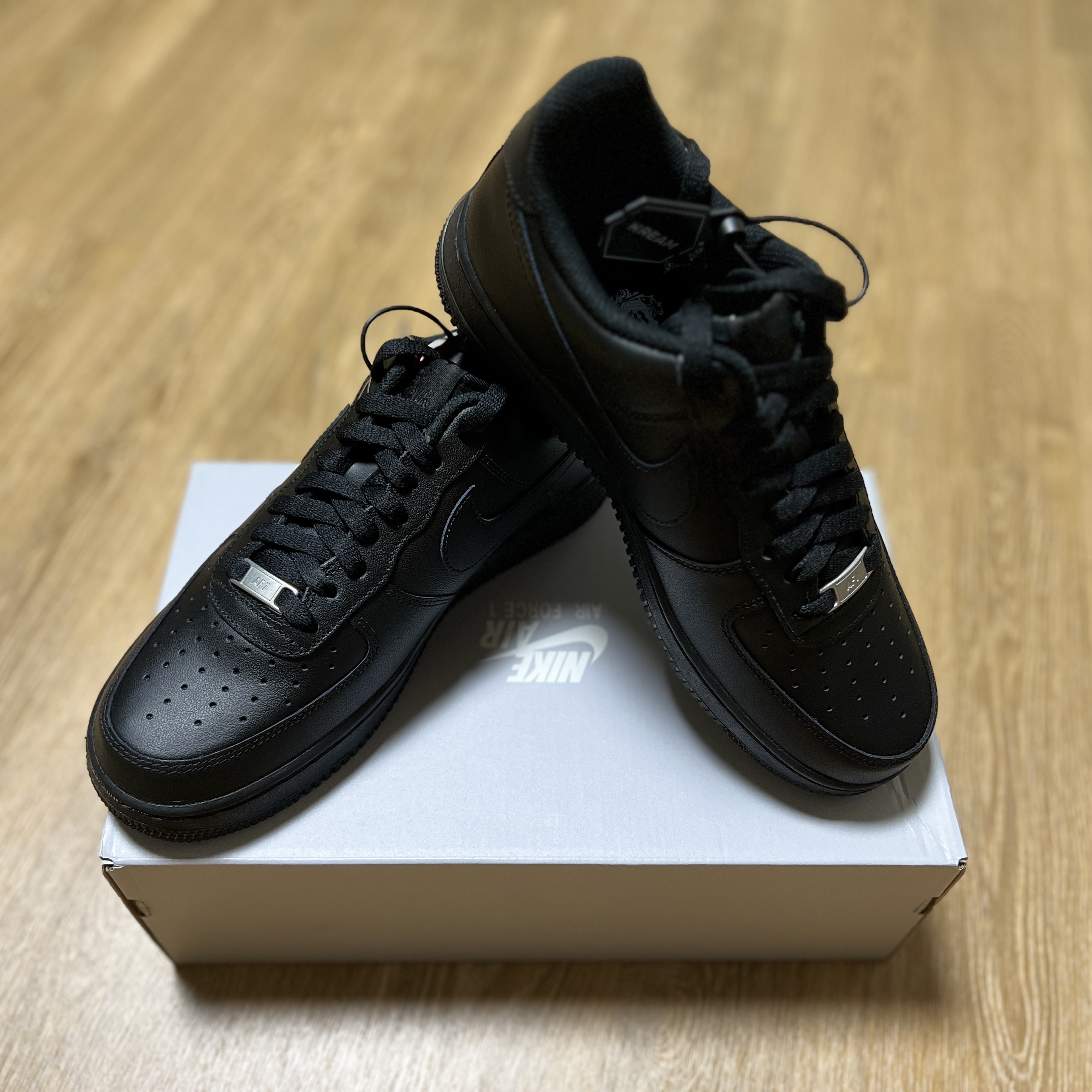 Nike Air Force 1 '07 Low Triple Black 착용 스타일 - 1