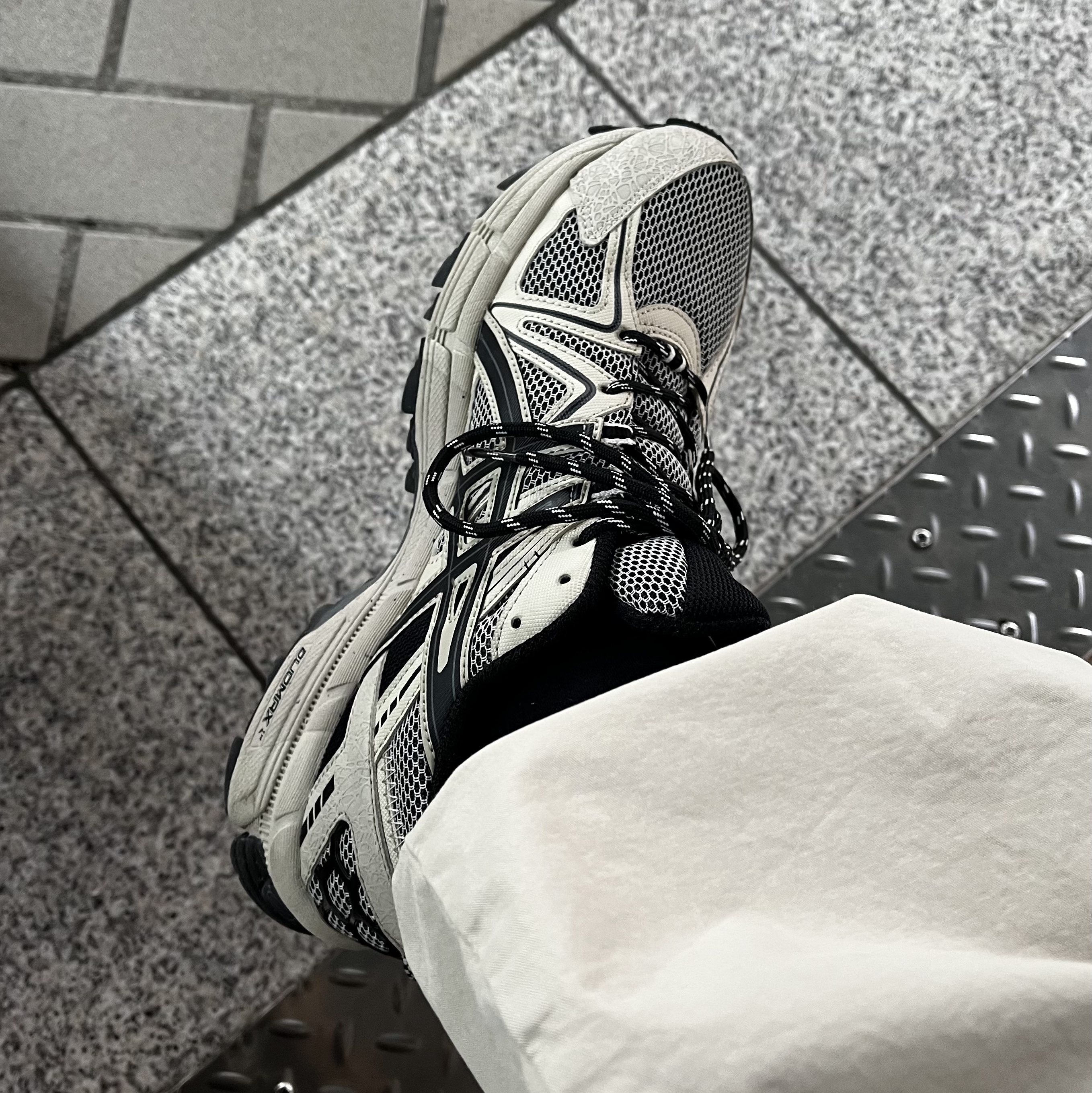 Asics Gel-Kahana 8 Grey Black Carbon 착용 스타일
