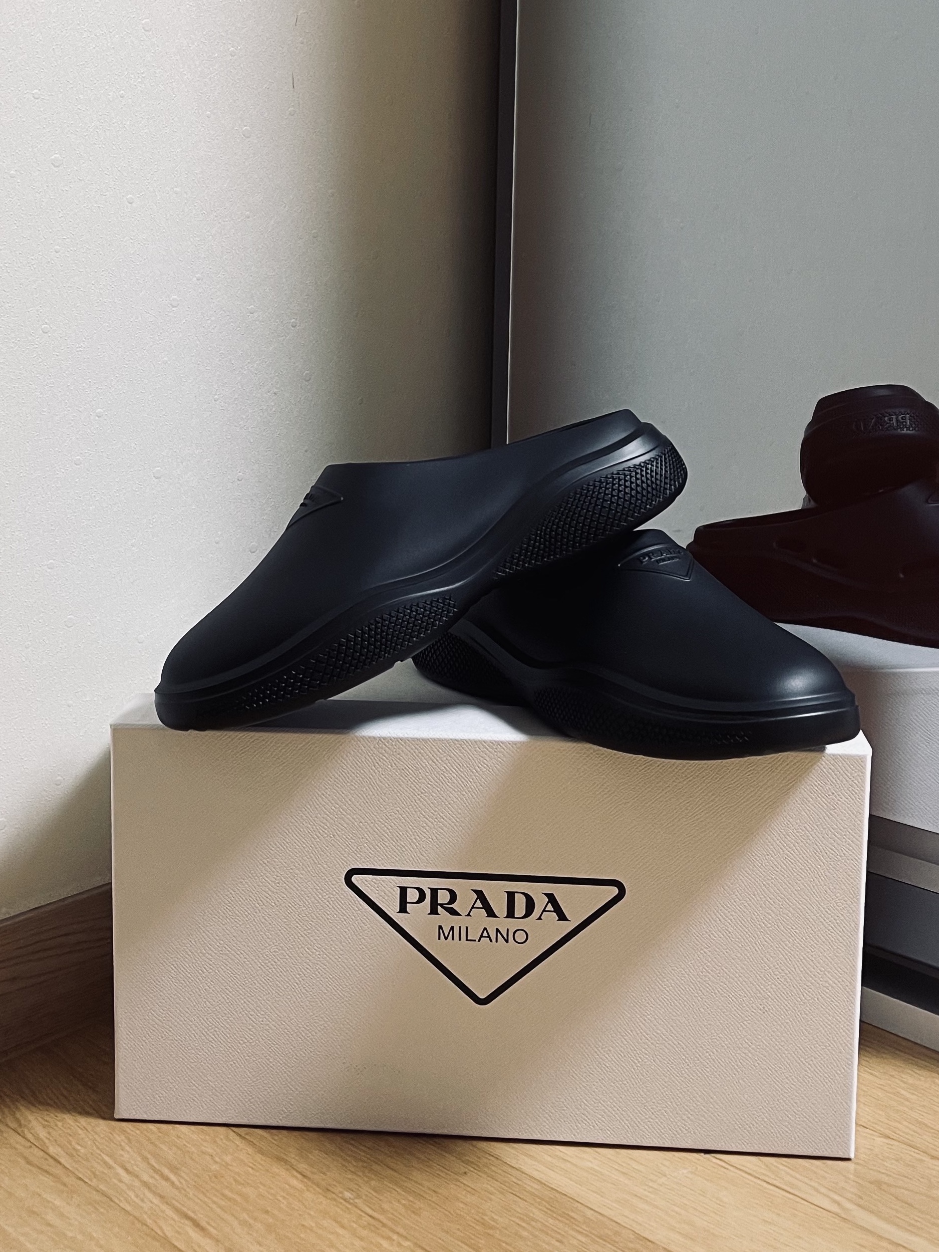 Prada Mellow Rubber Mules Black 착용 스타일