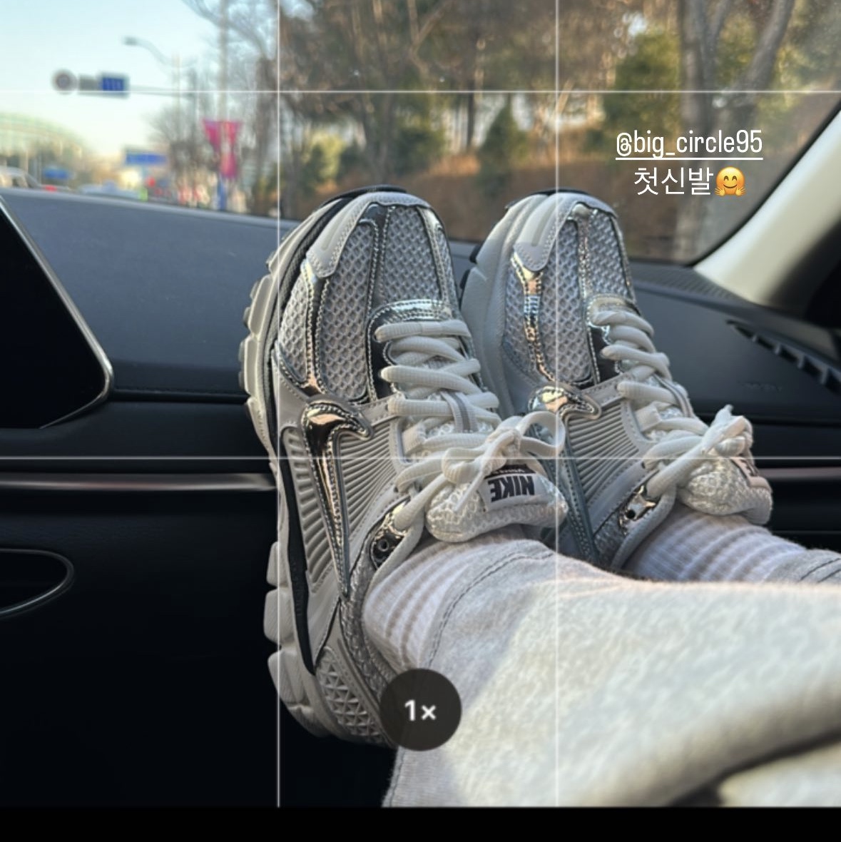 (W) Nike Zoom Vomero 5 Photon Dust and Metallic Silver 착용 스타일