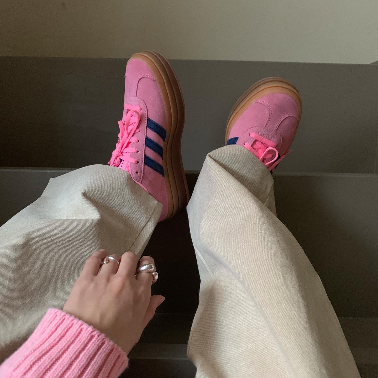 (W) Adidas Gazelle Bold Pink Glow Victory Blue 착용 스타일 - 1