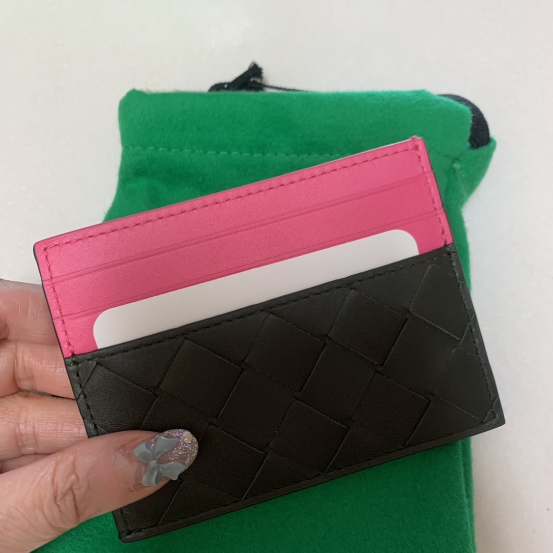 Bottega Veneta Intrecciato Credit Card Case Camping Bubble Gum 착용 스타일