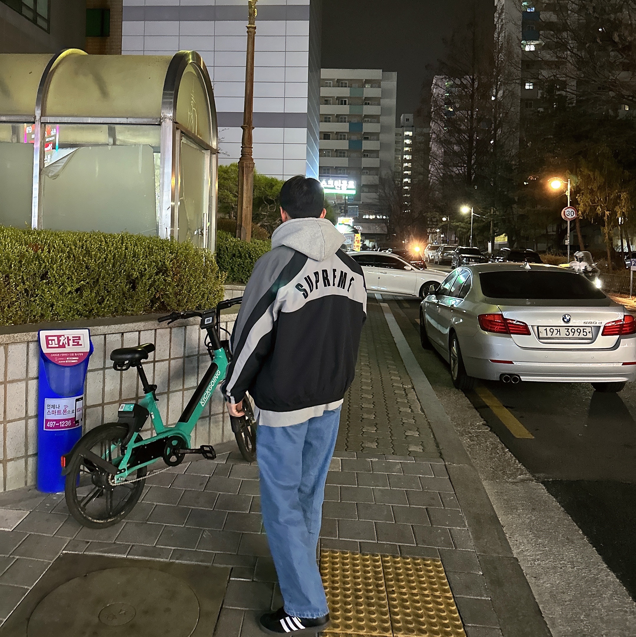 Supreme x Umbro Track Jacket Black - 23SS, Adidas Samba OG Black White Gum 착용 스타일