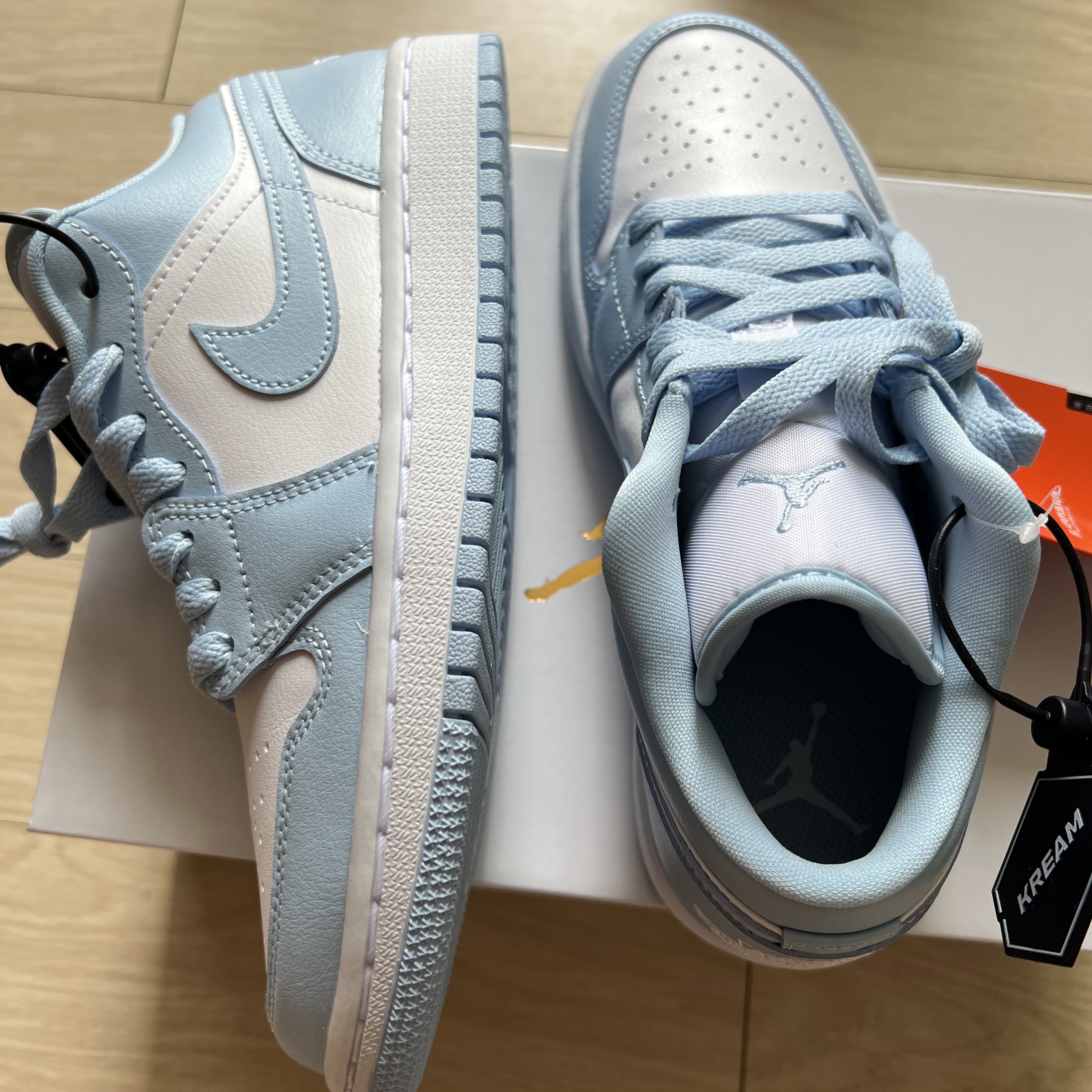 (W) Jordan 1 Low White Ice Blue, (GS) Nike Court Borough 2 SE White Pink Foam 착용 스타일 - 4