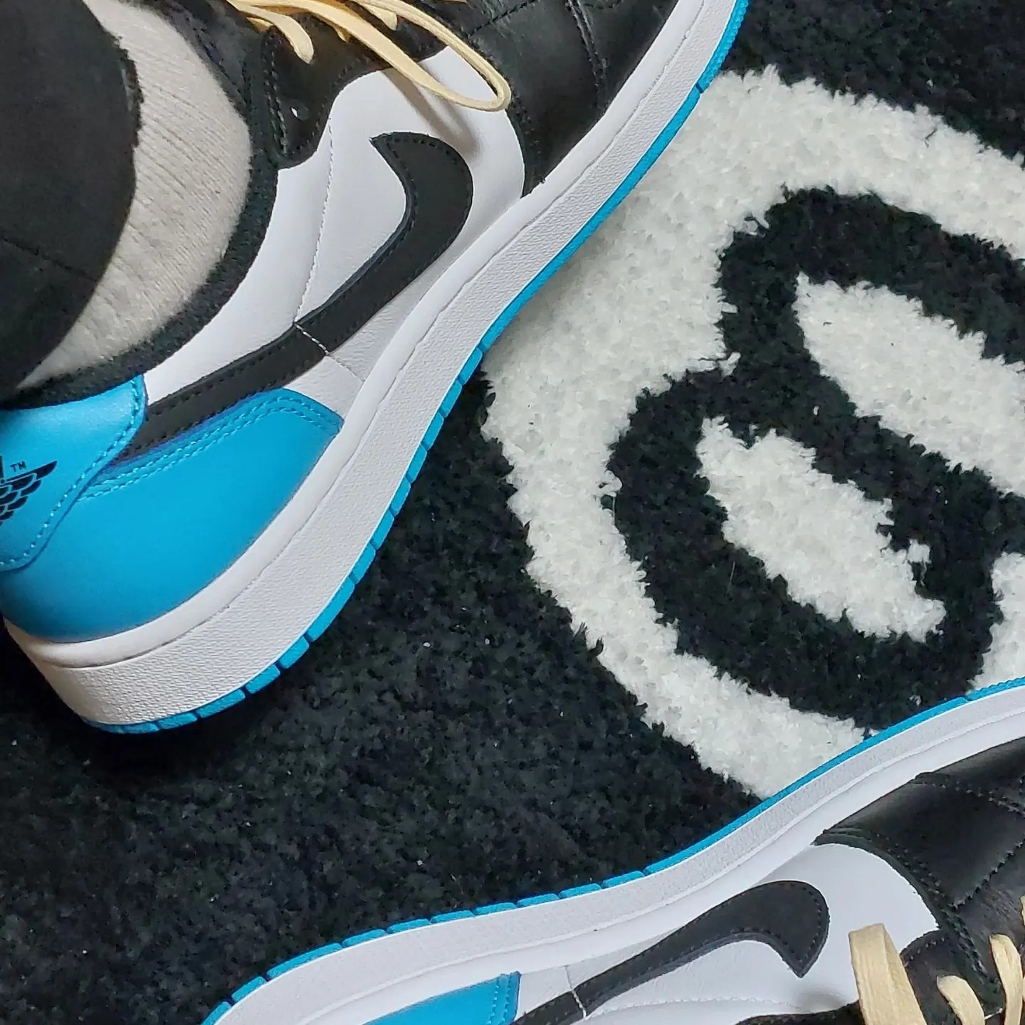 Jordan 1 Retro Low OG Black and Dark Powder Blue 착용 스타일 - 3