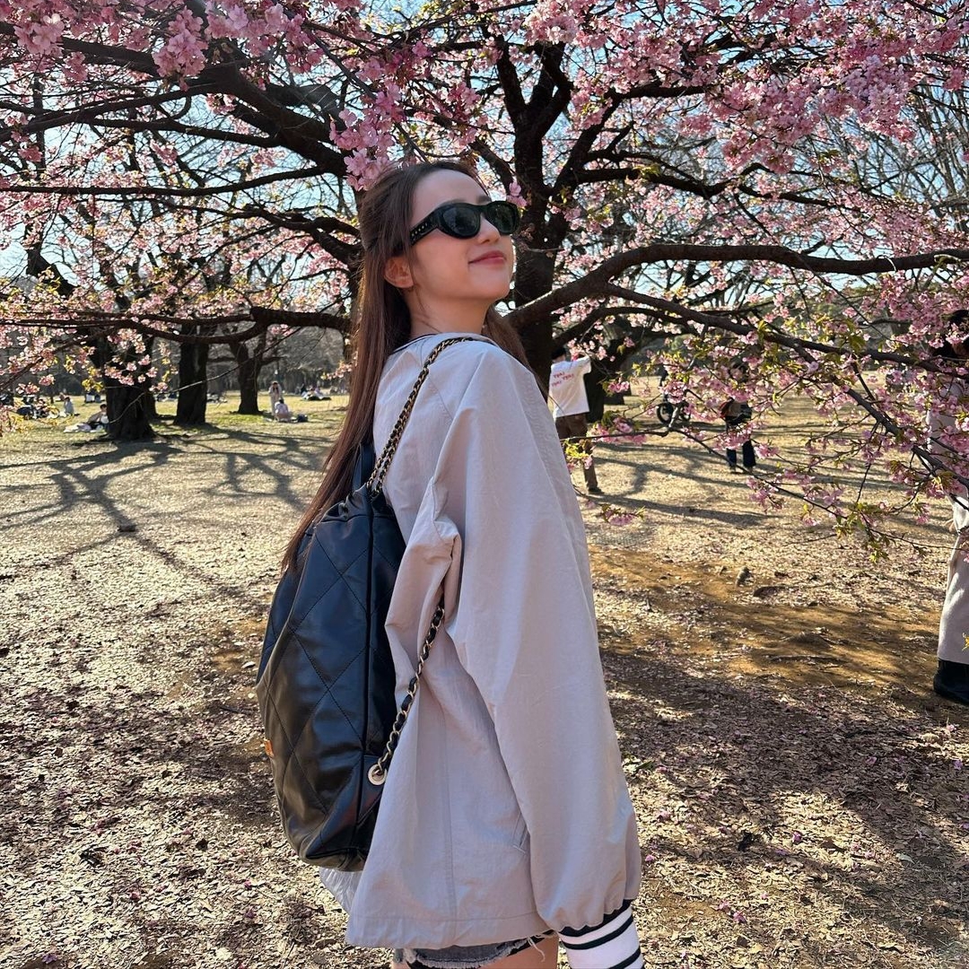 Nieeh 1996 Oversize Fit Gray, Chanel 22 Backpack Shiny Calfskin & Gold Black 착용 스타일 - 1