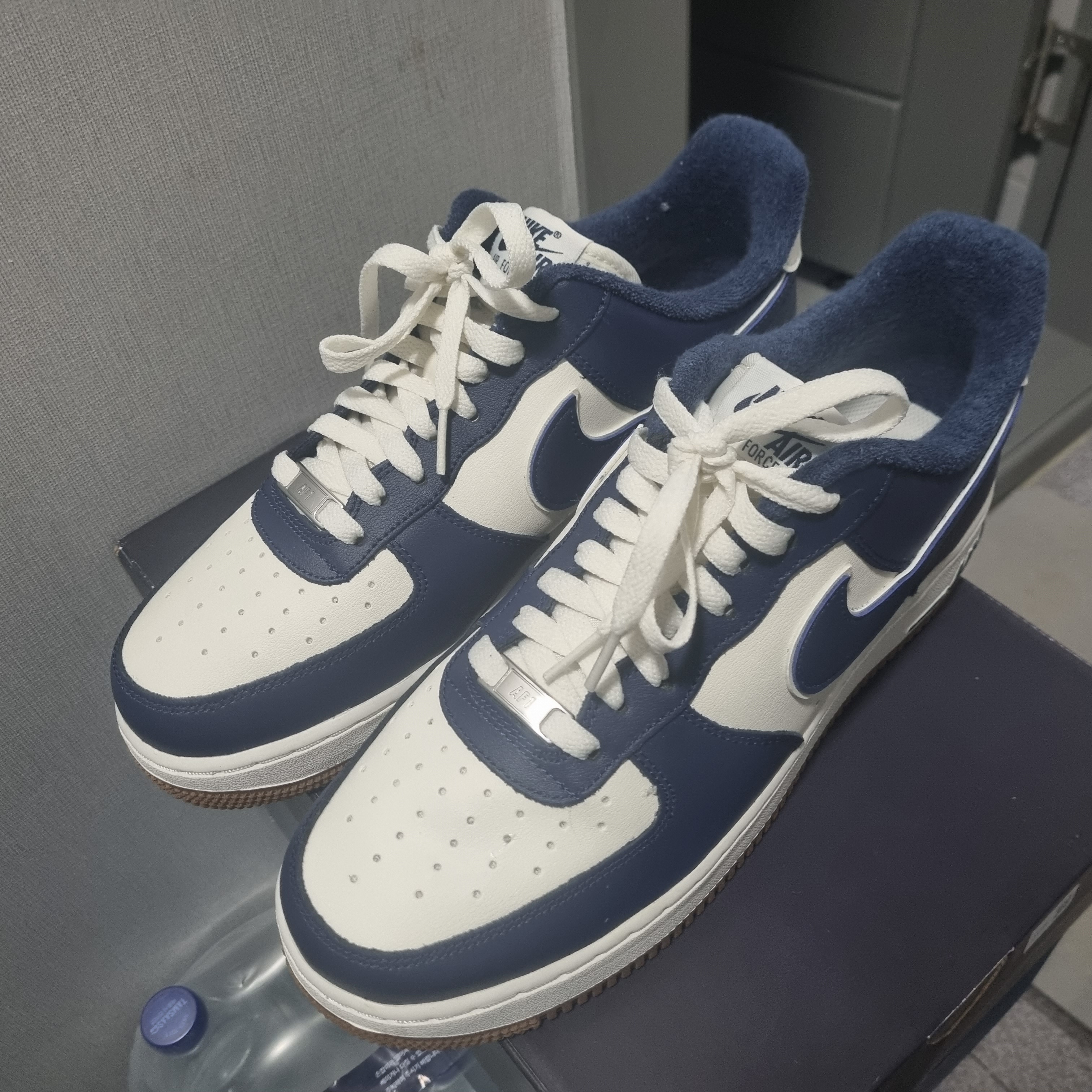 Nike Air Force 1 '07 LV8 Midnight Navy 착용 스타일