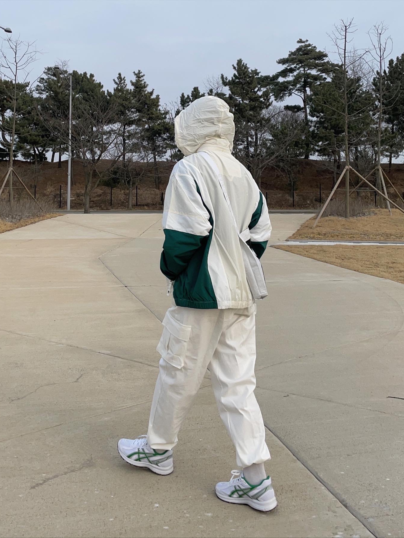 Supreme Backpack Silver - 22SS, Asics Jog 100 S White Green - 2E Wide 착용 스타일 - 5