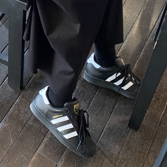 Adidas Superstar Core Black White 착용 스타일