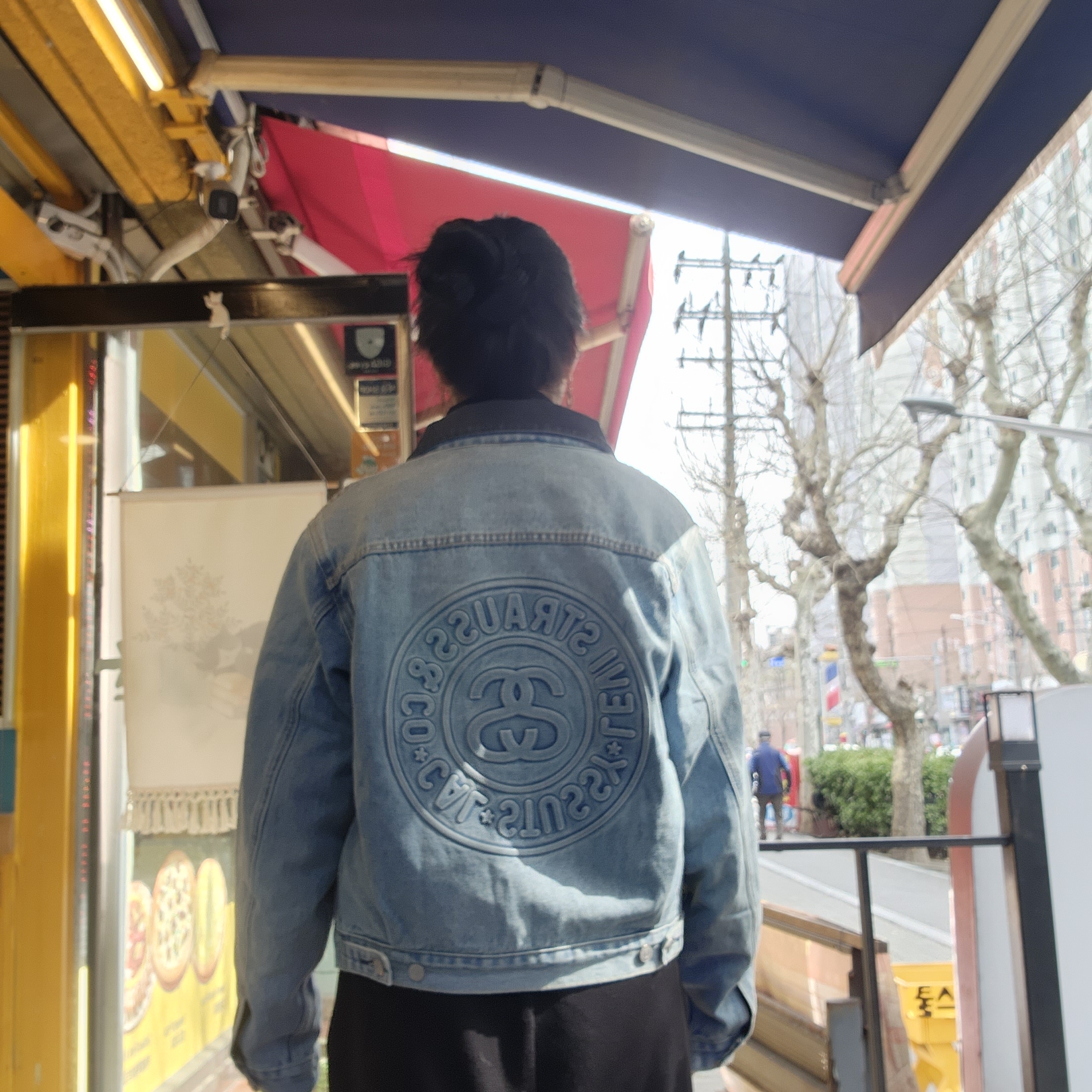 Stussy x Levi's Embossed Trucker Jacket Indigo 착용 스타일