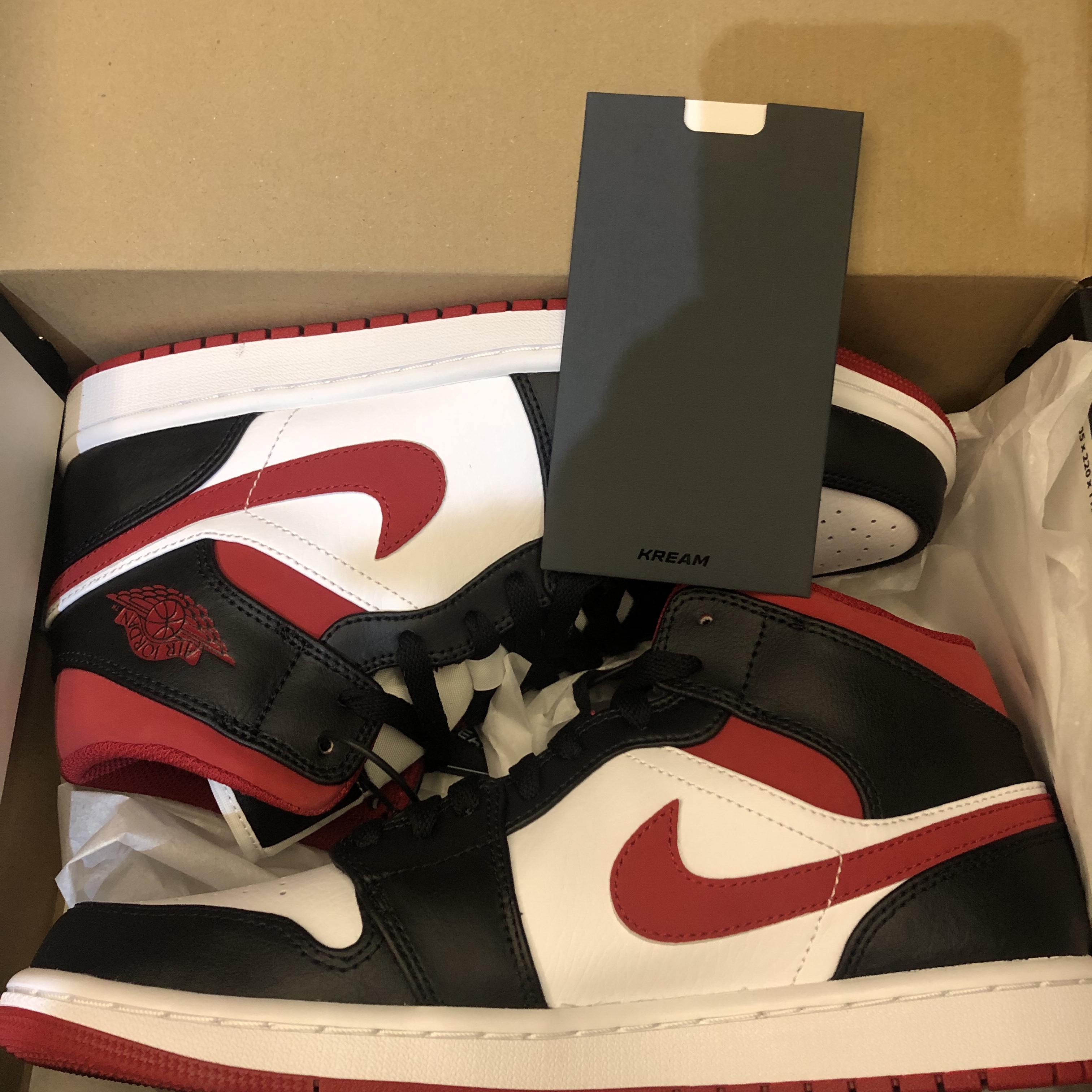 Jordan 1 Mid Gym Red Black White 착용 스타일 - 2