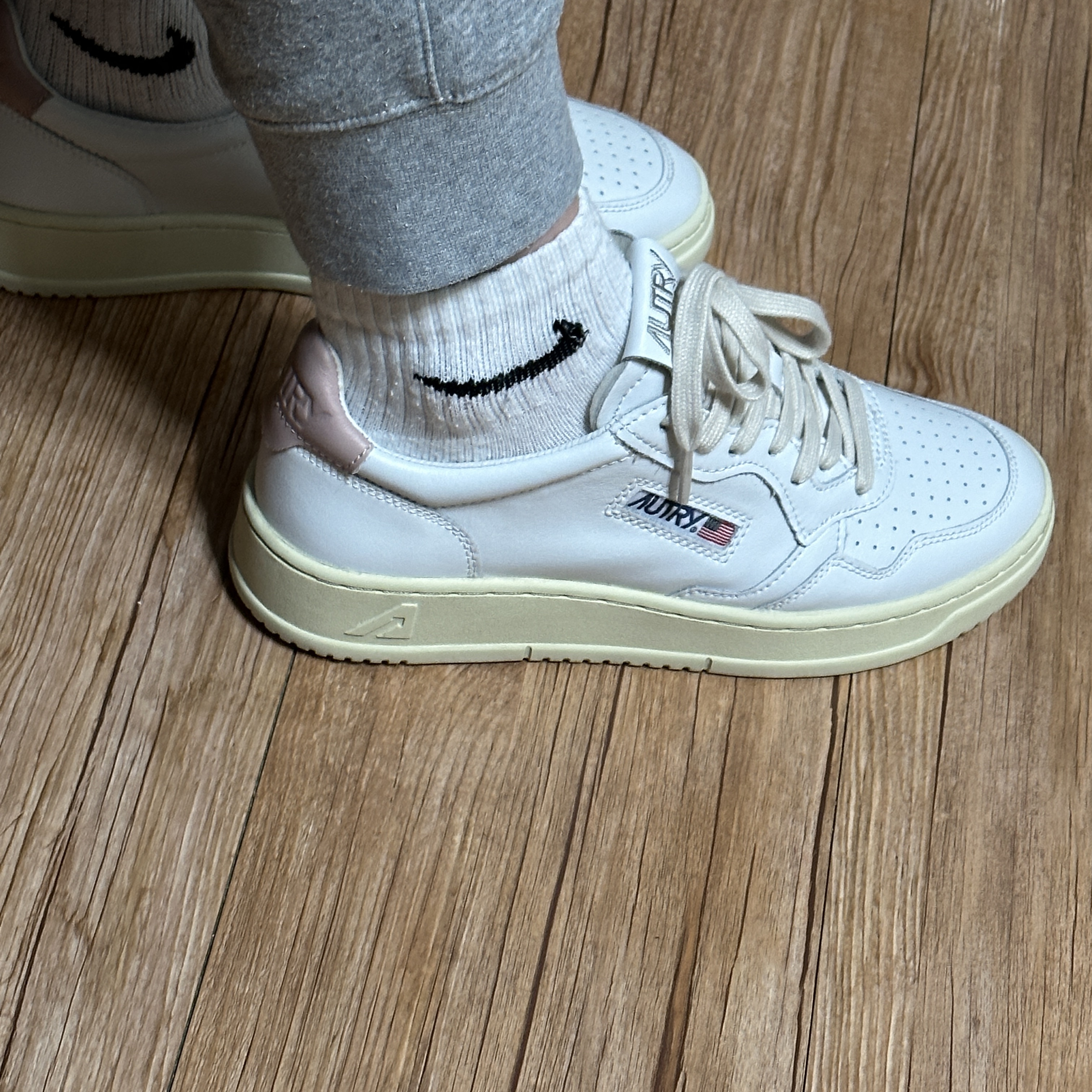 Autry Medalist Low Leather Sneakers White Pink 착용 스타일