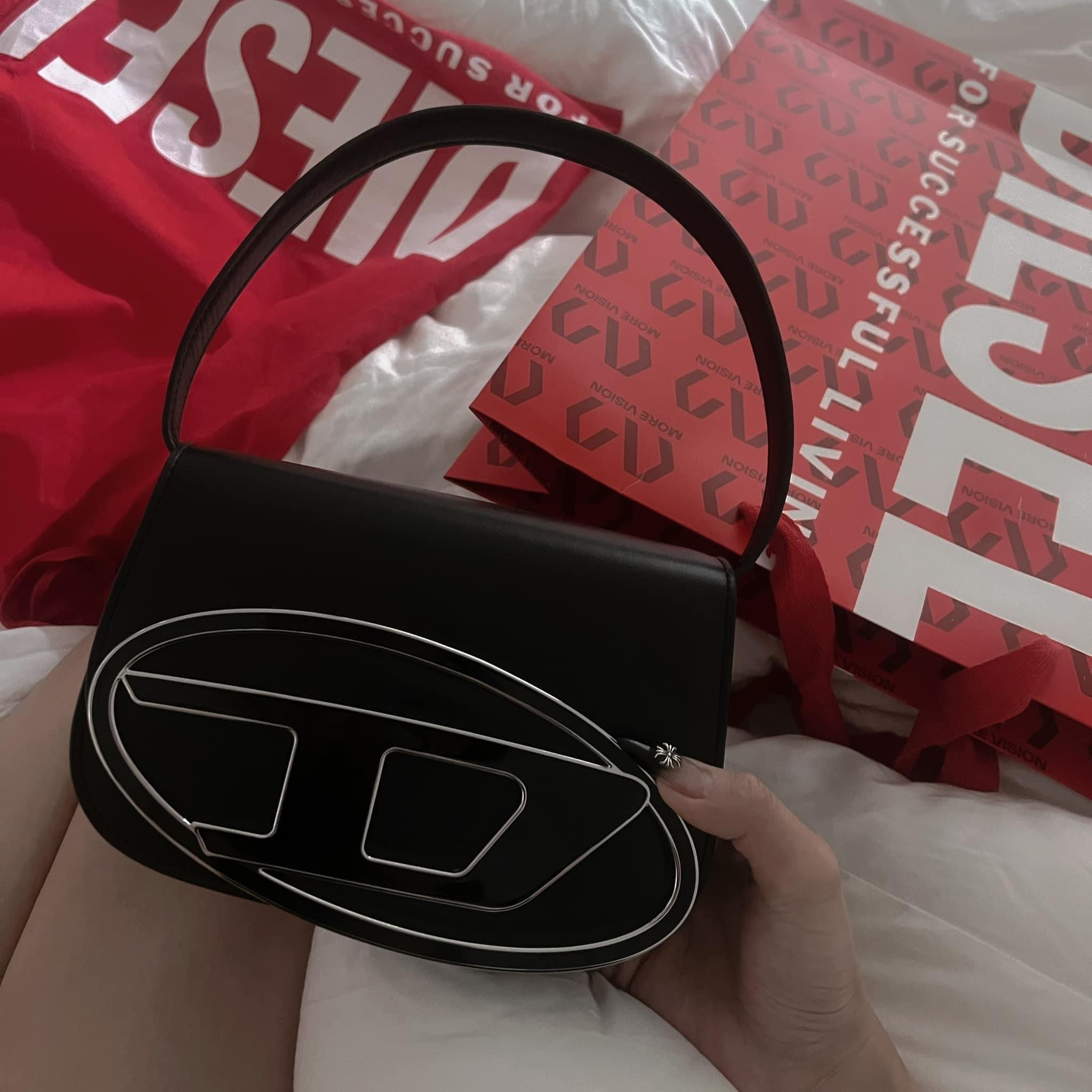 Diesel 1DR Shoulder Bag in Nappa Leather Black 착용 스타일 - 2