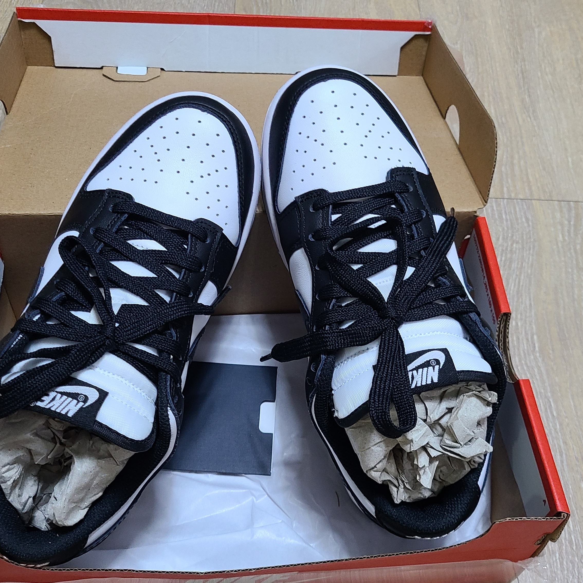 (W) Nike Dunk Low Black 착용 스타일 - 1