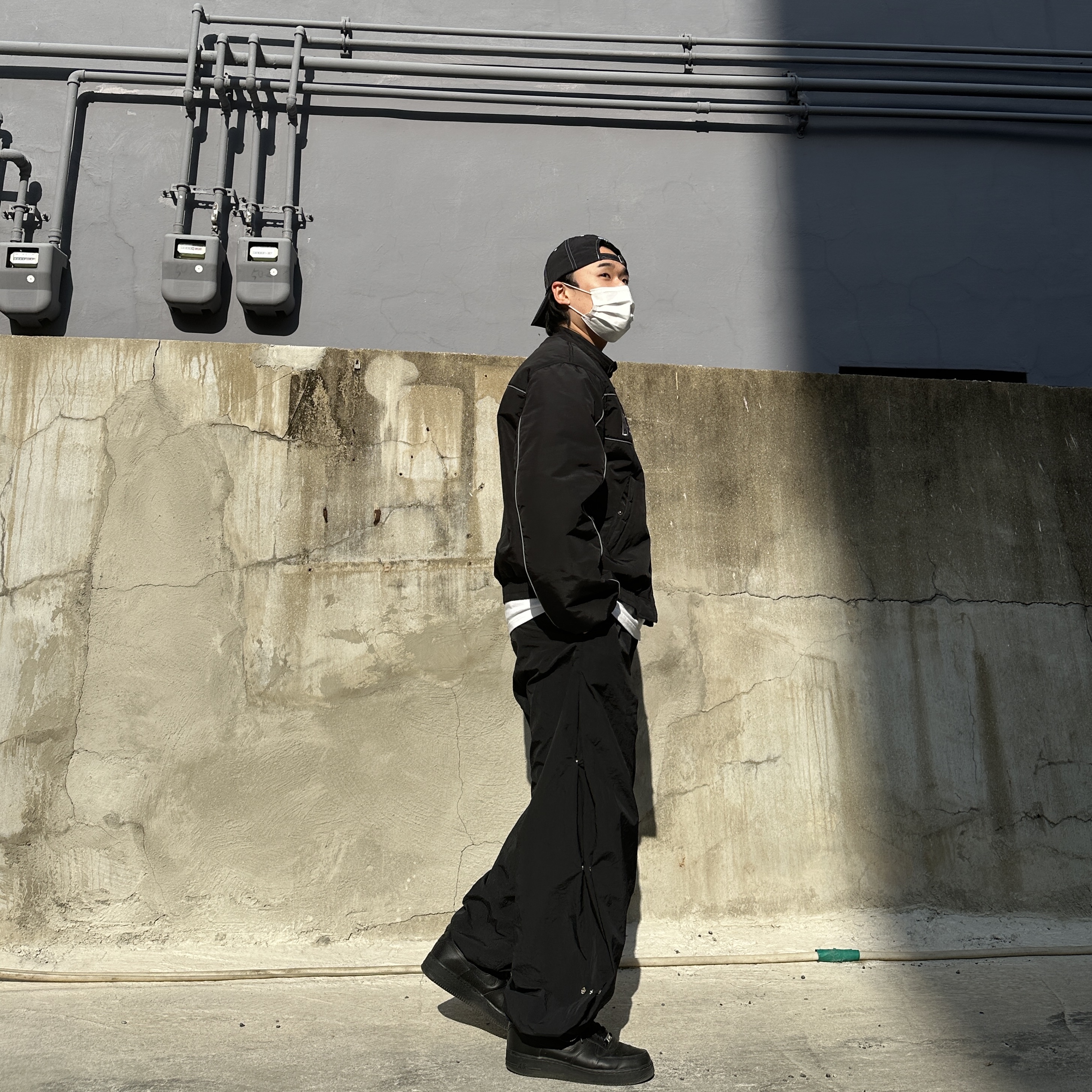 Nike Air Force 1 '07 Low Triple Black 착용 스타일 - 2