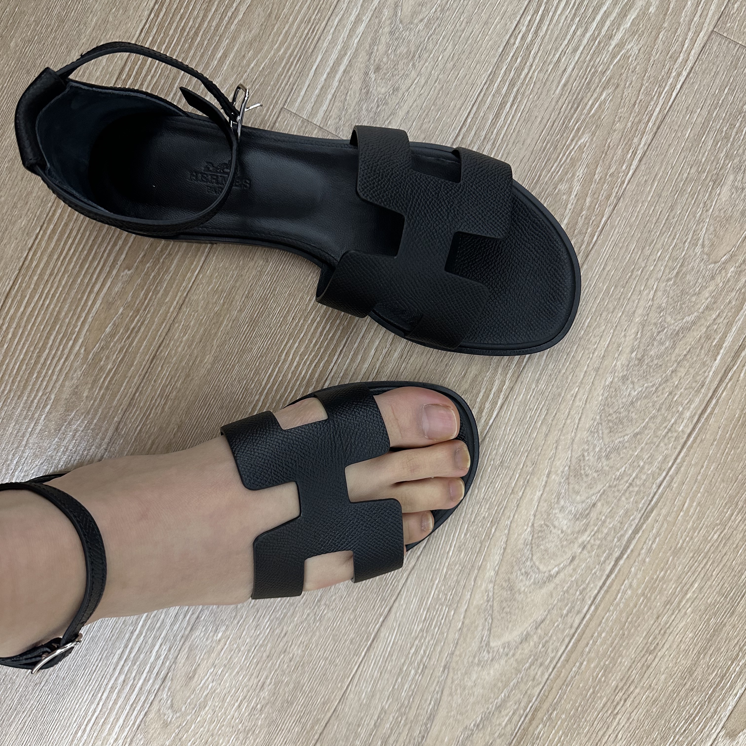 (W) Hermes Santorini Sandal Epsom & Palladium Noir 착용 스타일
