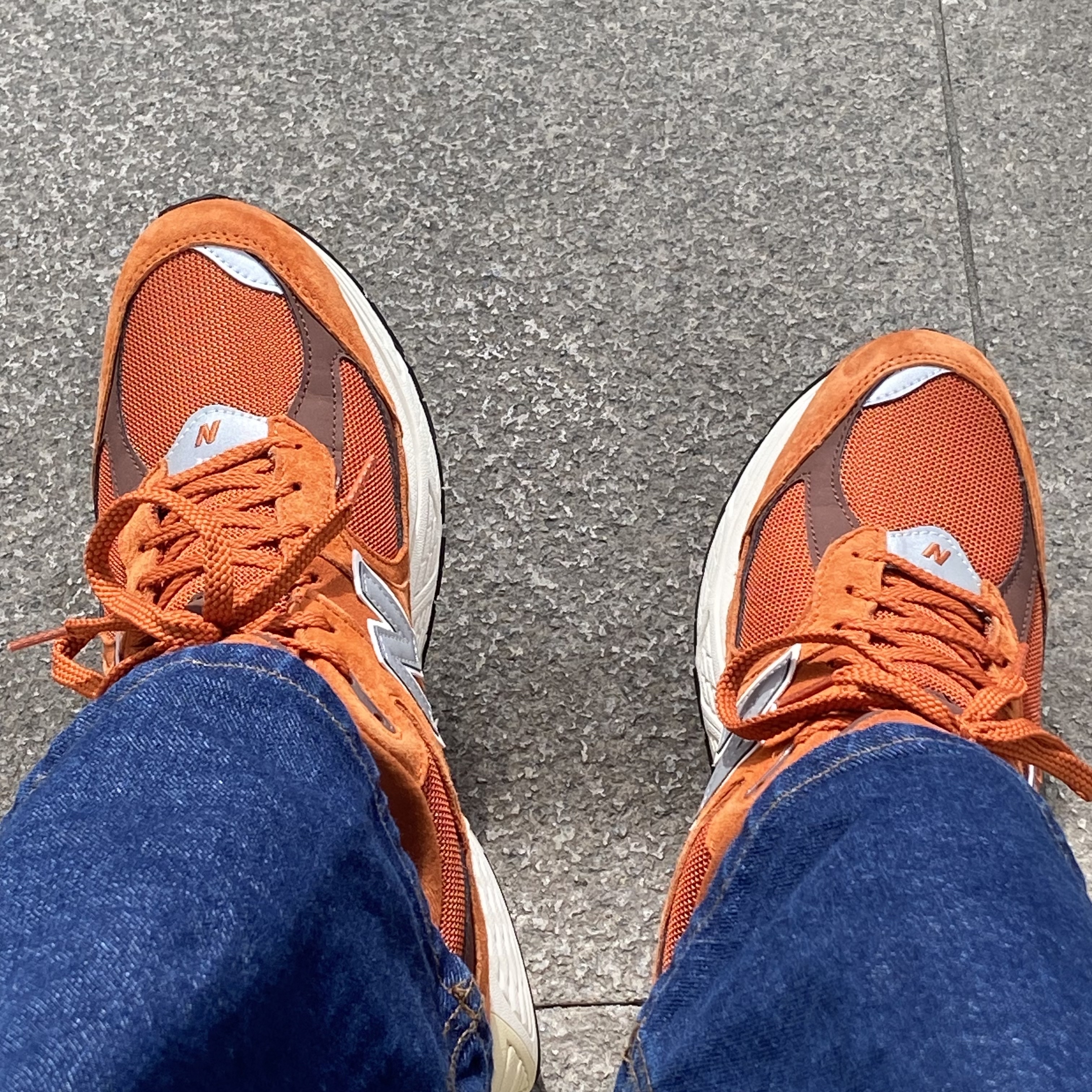 New Balance 2002R Rust Oxide 착용 스타일 - 2