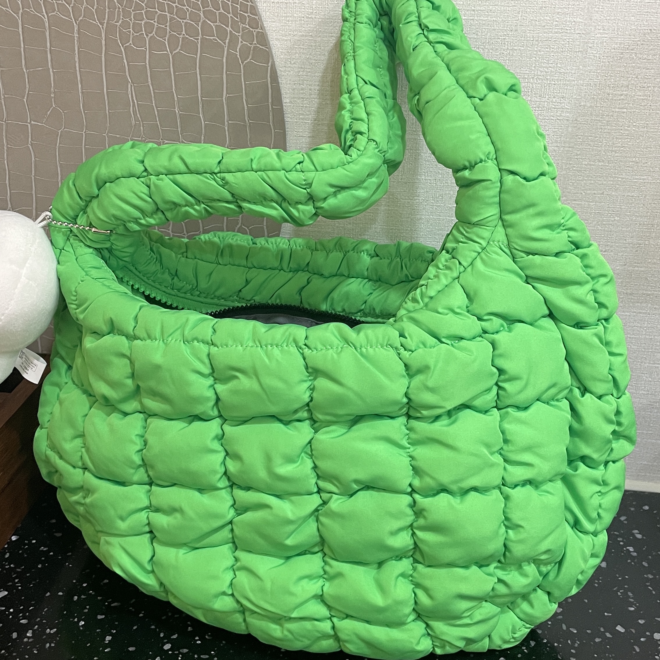 COS Quilted Mini Bag Bright Green 착용 스타일