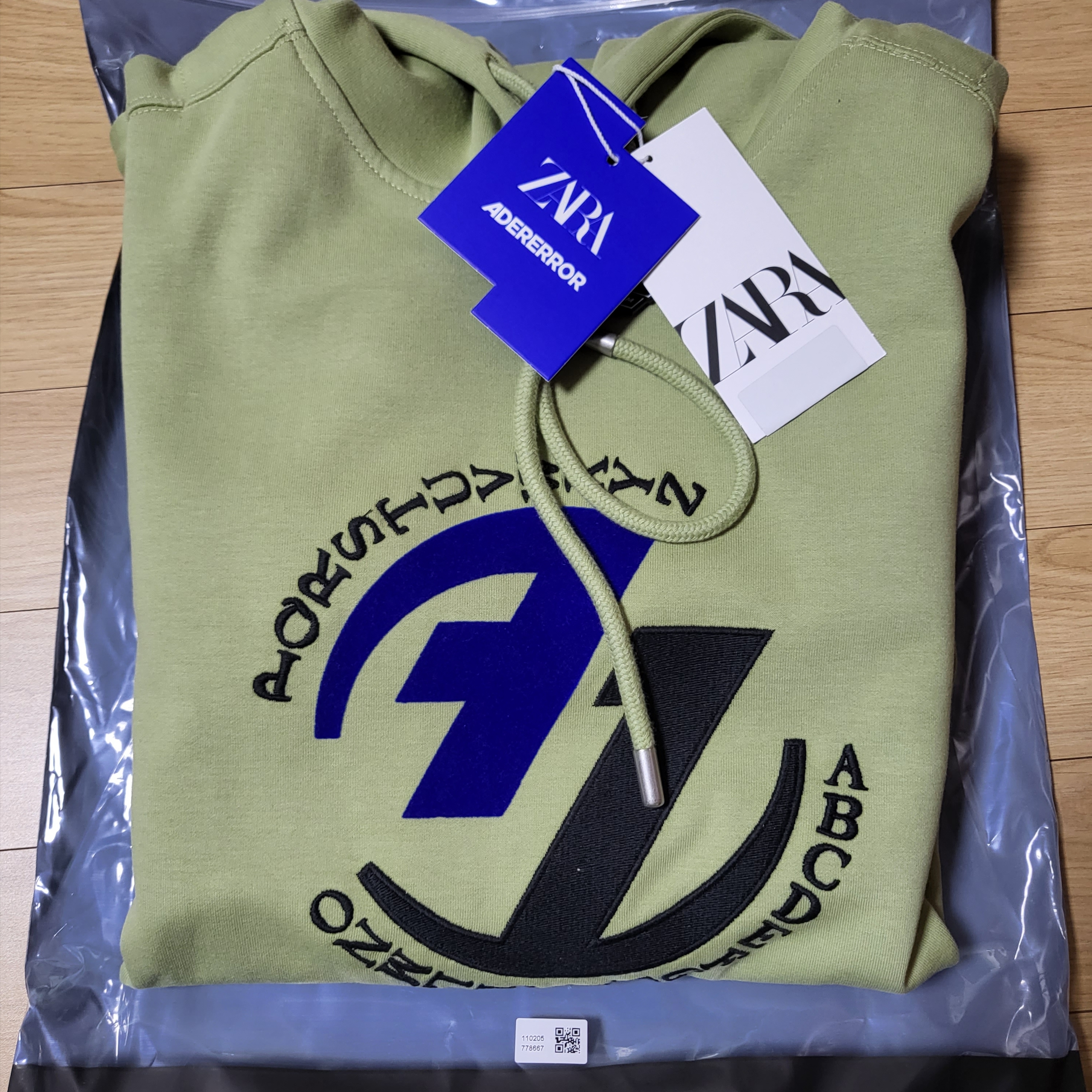 Zara x Ader Error Embroidery Hooded Sweatshirt Light Green 착용 스타일