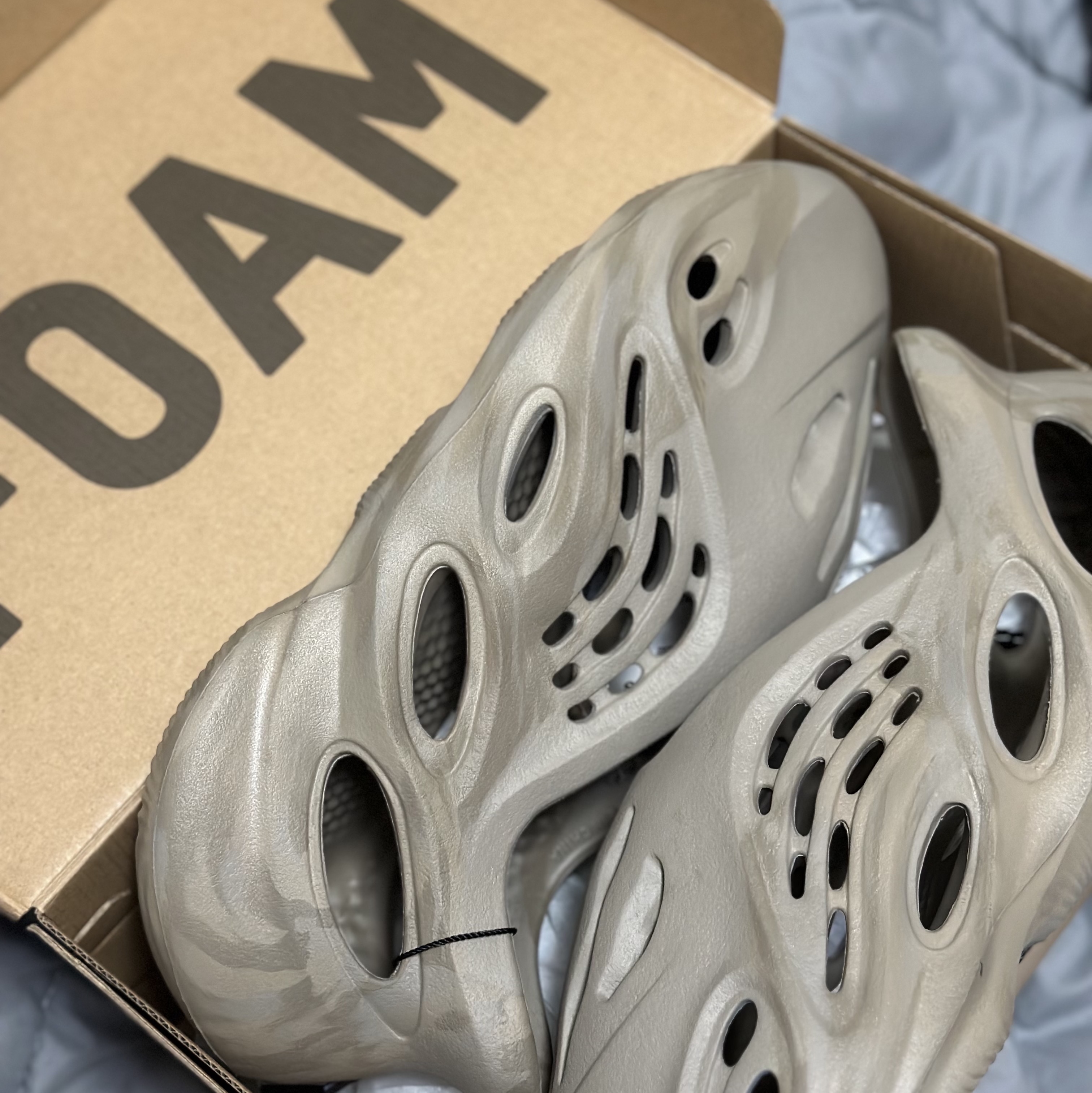 Adidas Yeezy Foam RNNR Stone Sage 착용 스타일