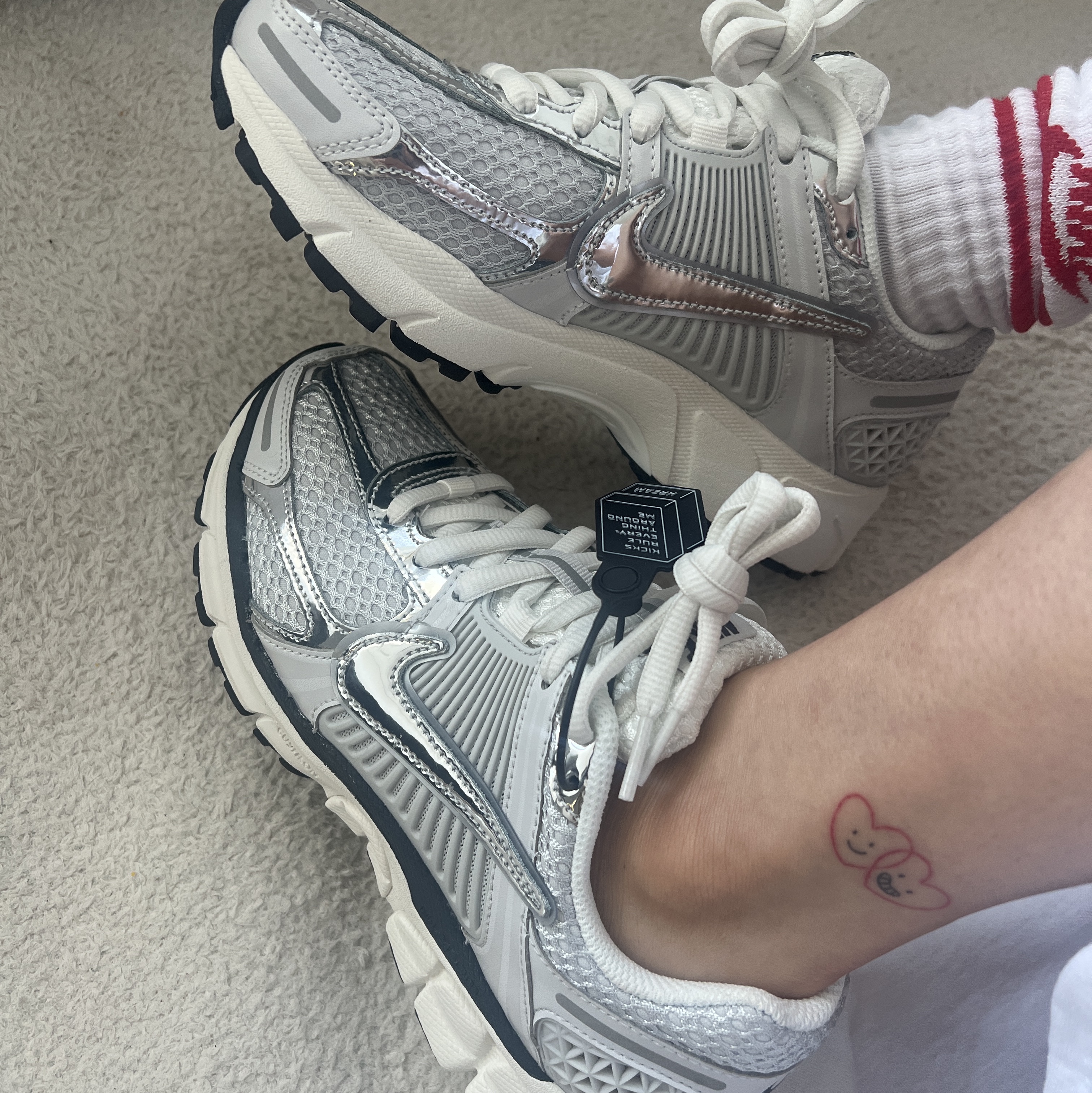 (W) Nike Zoom Vomero 5 Photon Dust and Metallic Silver 착용 스타일