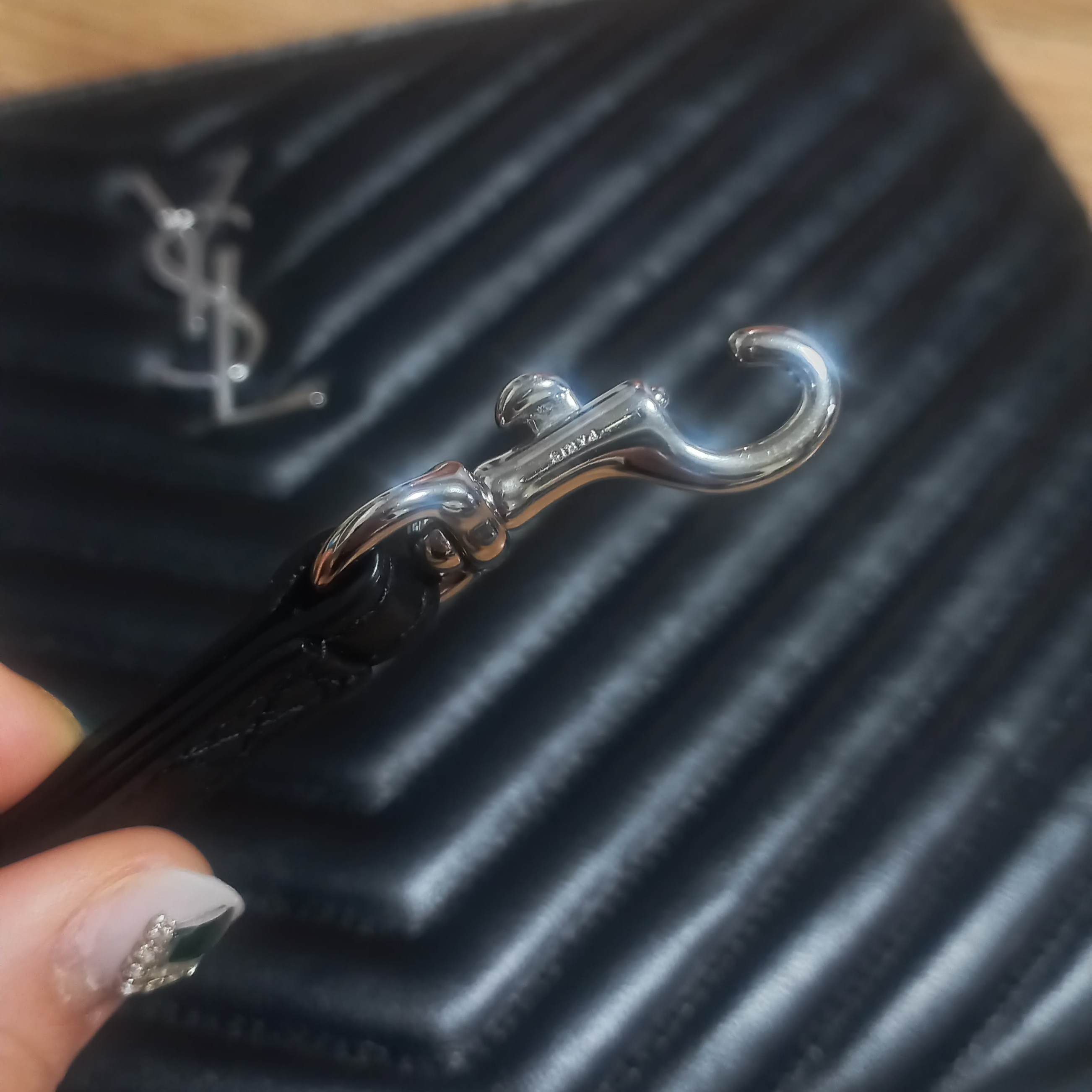 Saint Laurent Silver Monogram Cassandre Matelasse Tablet Pouch in Quilted Leather Black 착용 스타일