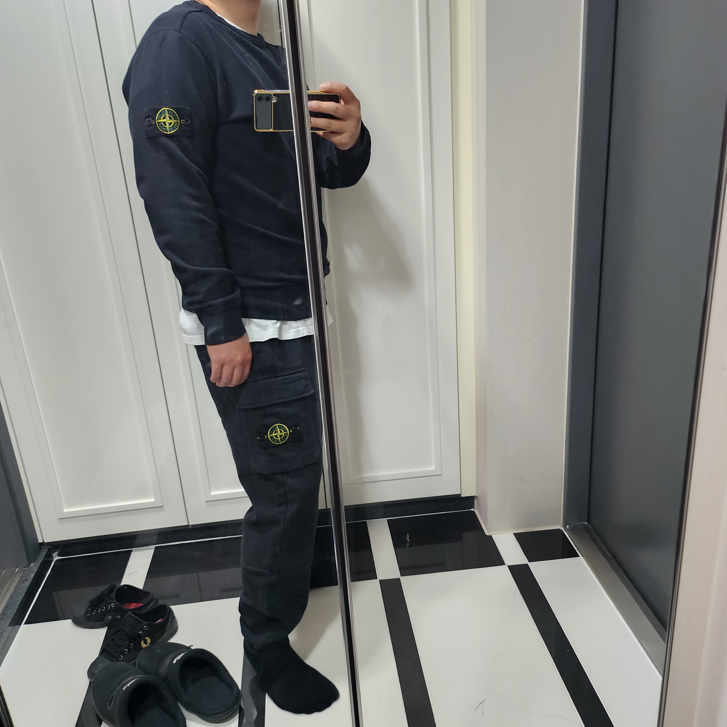 Stone Island 64720 Cotton Fleece Garment Dyed Cargo Pants Black - 22FW 착용 스타일