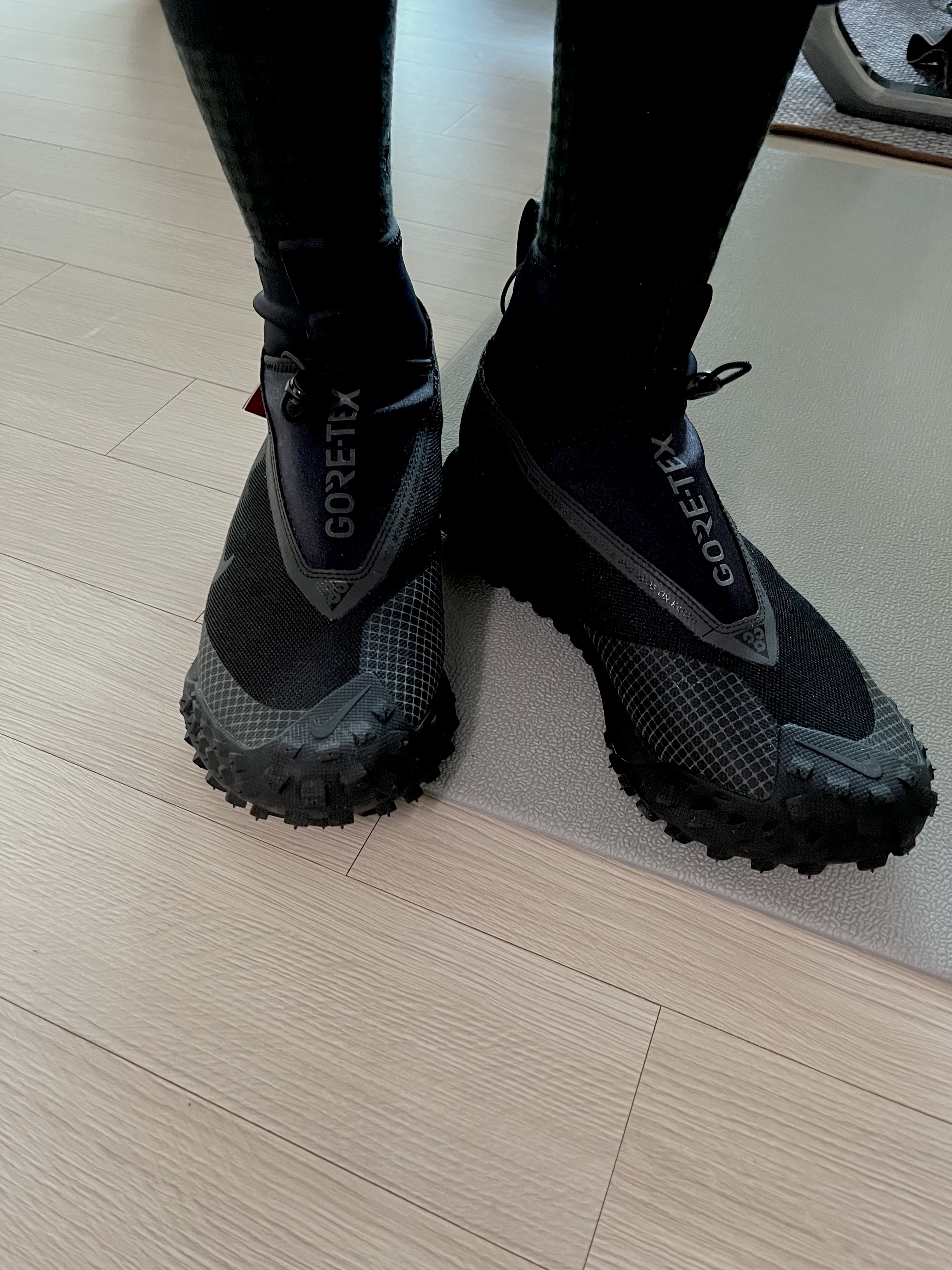 Nike ACG Mountain Fly Gore-Tex Black and Dark Grey 착용 스타일