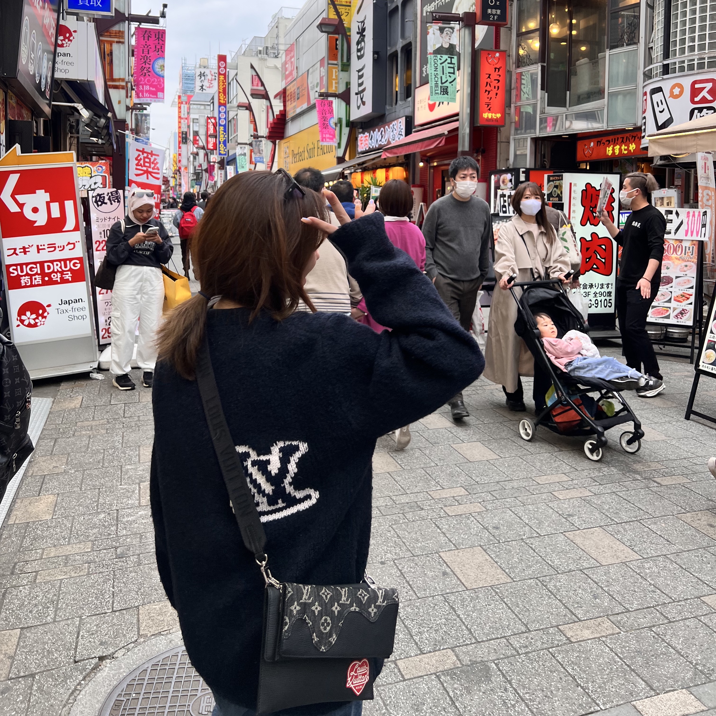 Louis Vuitton LV Intarsia Crewneck Knit Navy 착용 스타일