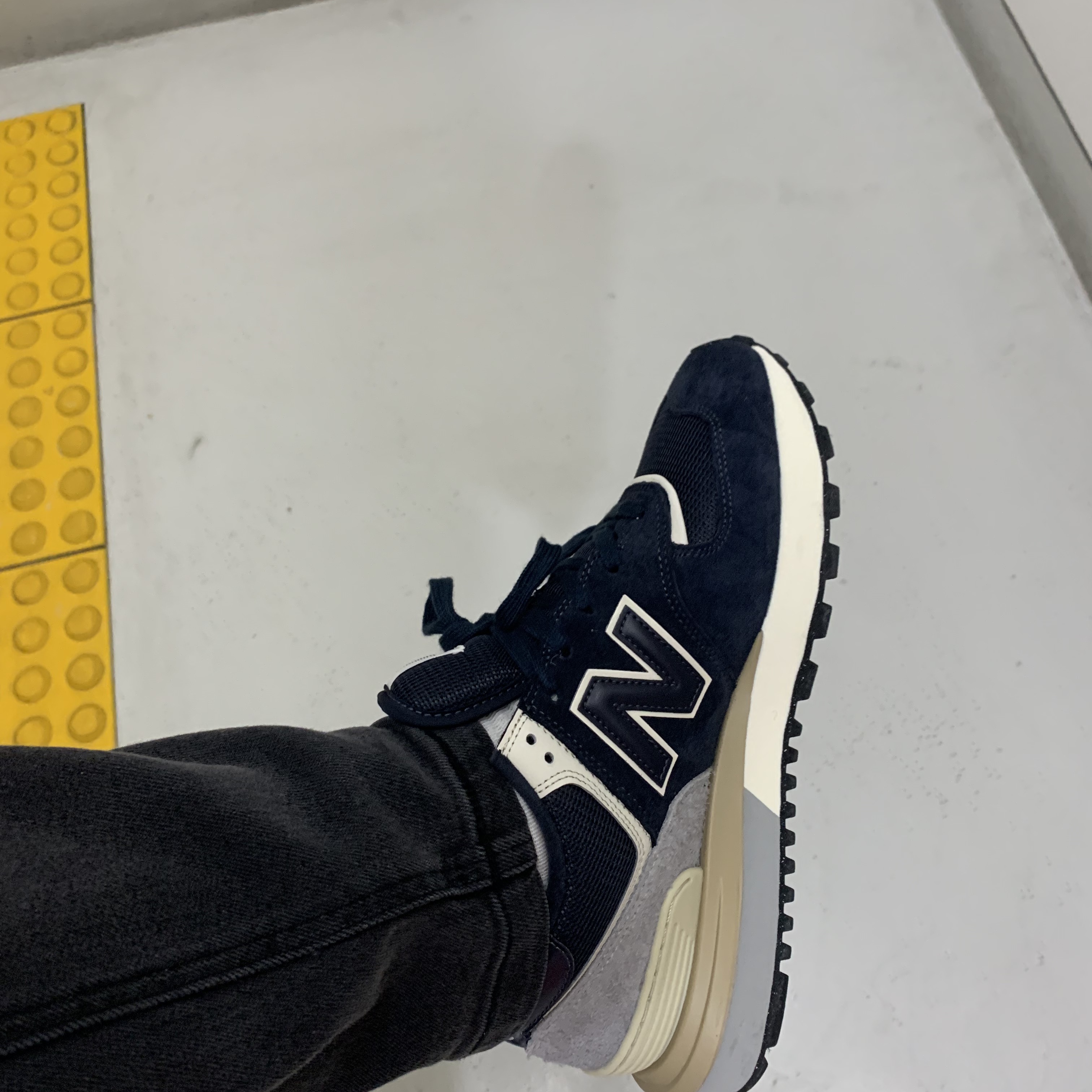 New Balance 574 Legacy Blue Navy 착용 스타일