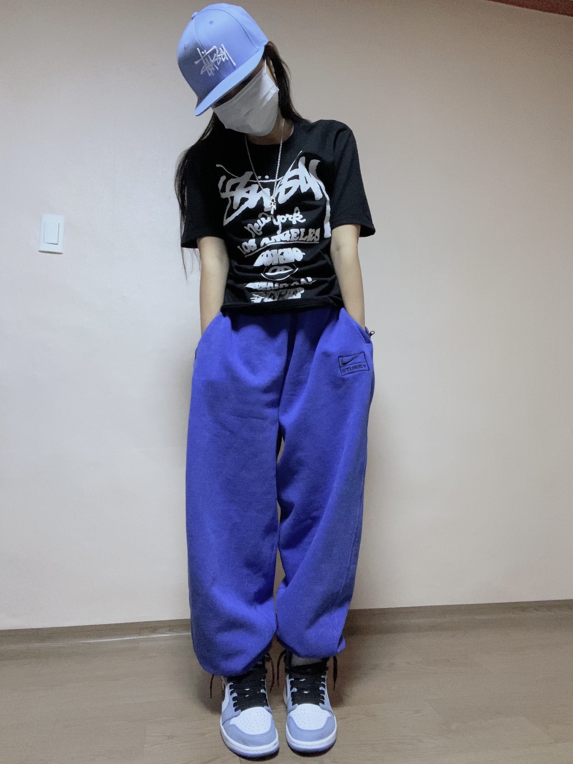 Jordan 1 Retro High OG University Blue, Nike x Stussy NRG Acid Washed Fleece Pants Game Royal (DR4025-480) 착용 스타일 - 3