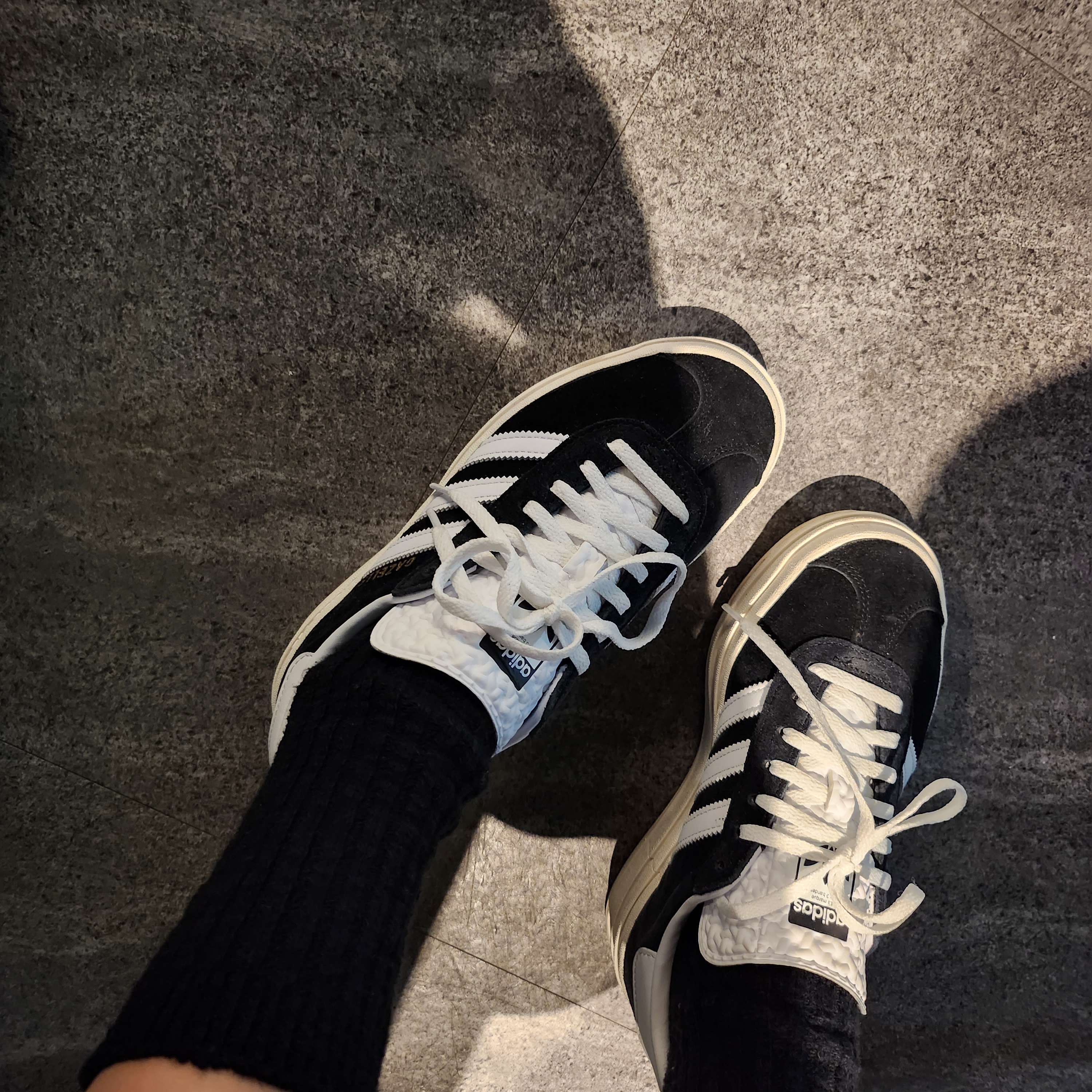 (W) Adidas Gazelle Bold Core Black Cloud White 착용 스타일