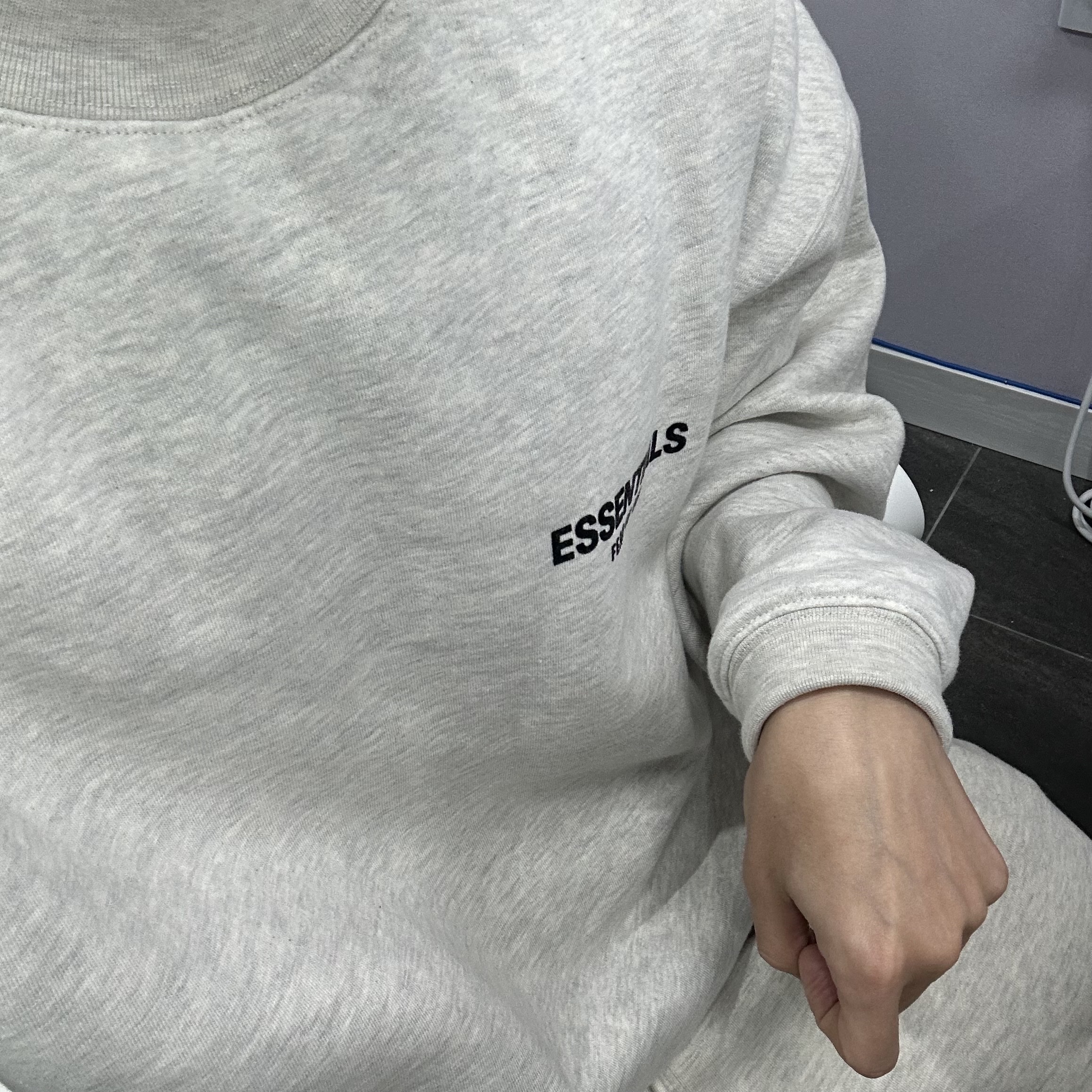 Essentials The Core Collection Crewneck Sweatshirt Light Oatmeal 착용 스타일