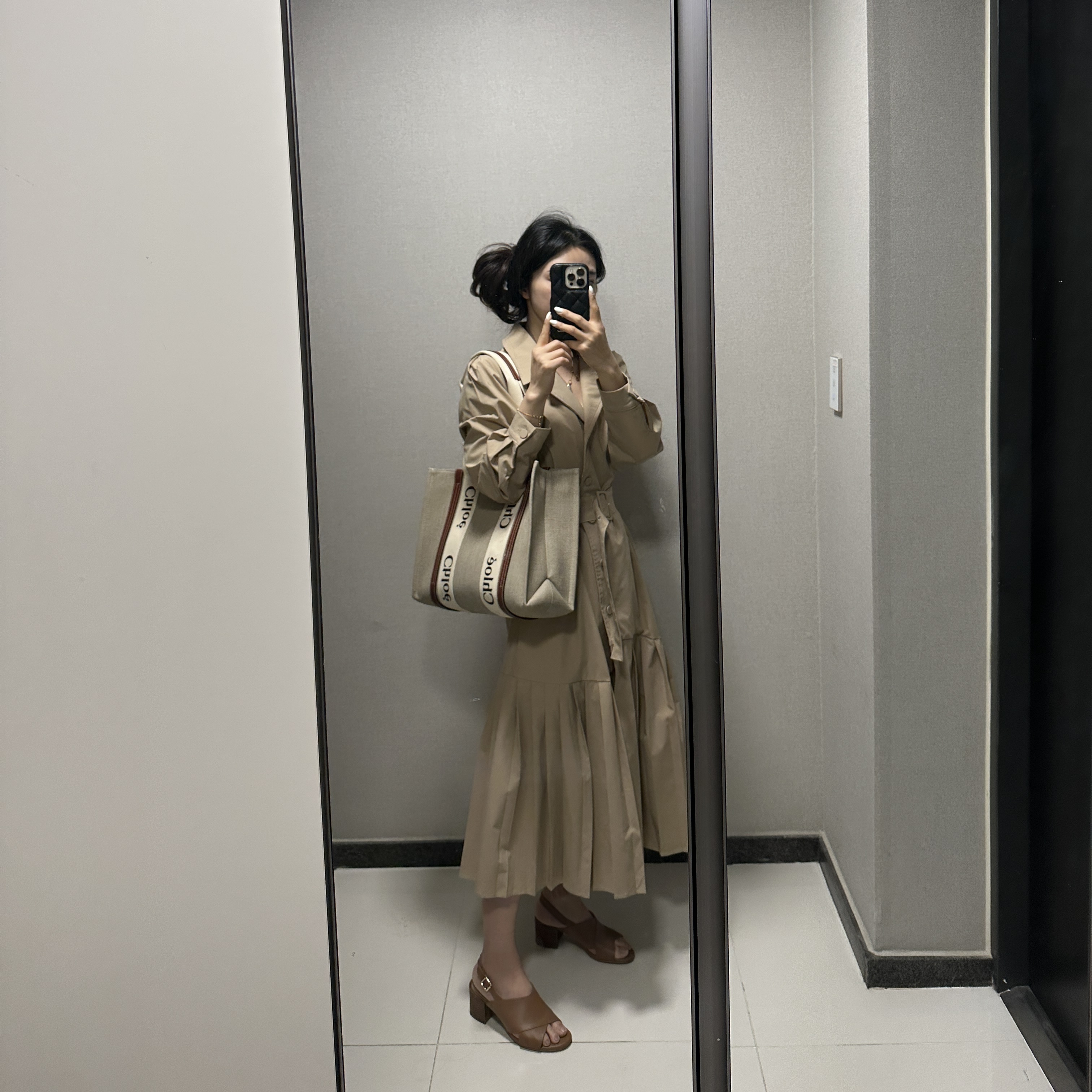 Chloe Woody Medium Tote Bag White Brown 착용 스타일 - 3