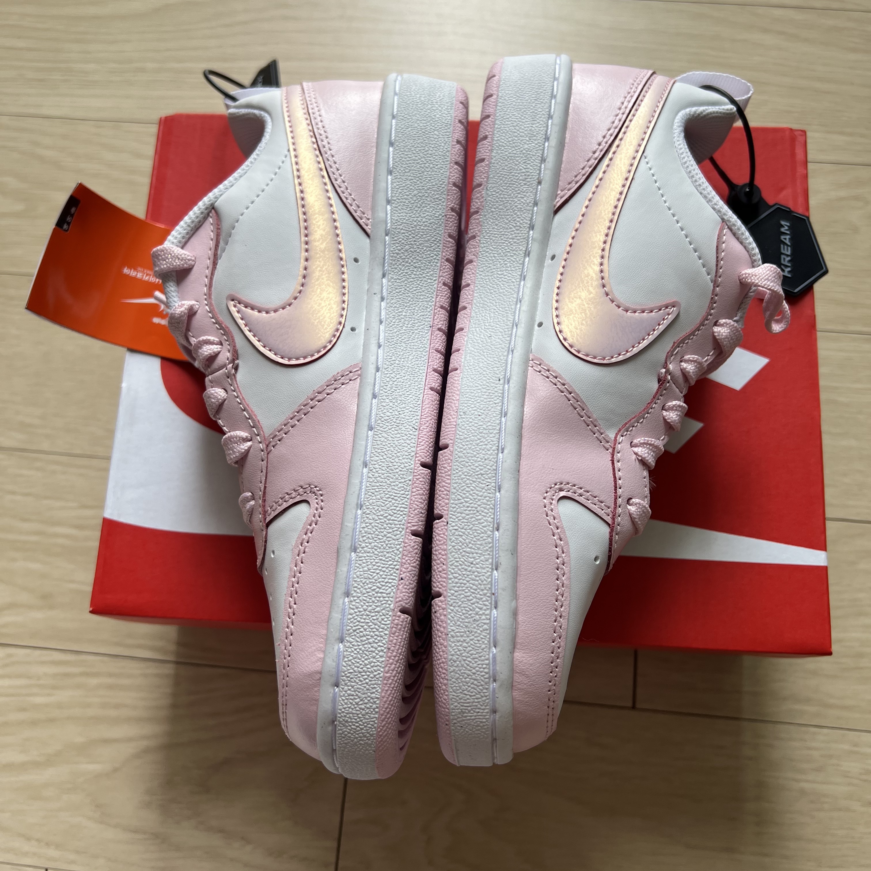 (GS) Nike Court Borough 2 SE White Pink Foam, (W) Jordan 1 Low White Ice Blue 착용 스타일 - 3