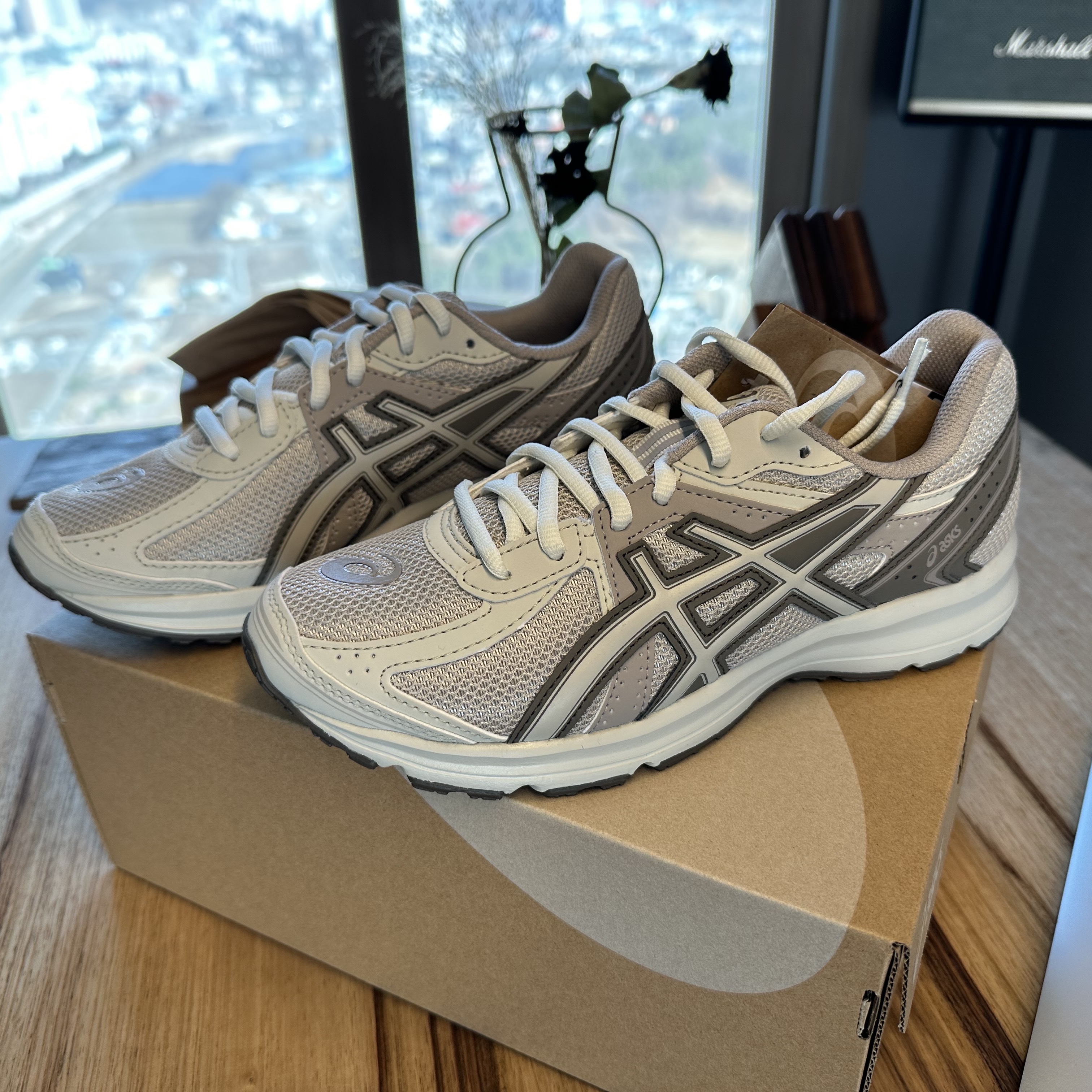 Asics Jog 100 S Birch - 2E Wide 착용 스타일 - 2