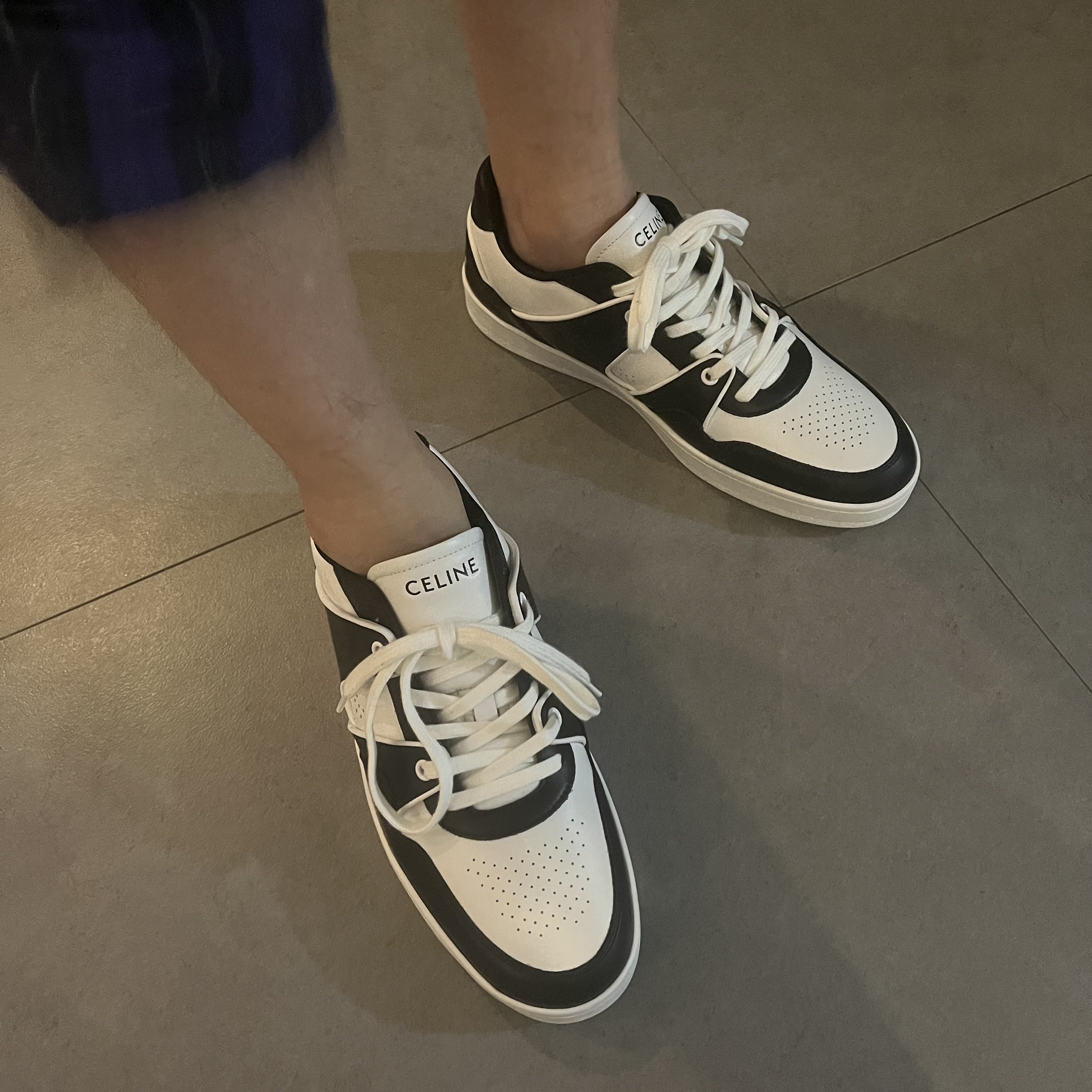 Celine CT-04 Low Lace Up Calfskin Sneakers Optic White Black 착용 스타일 - 1