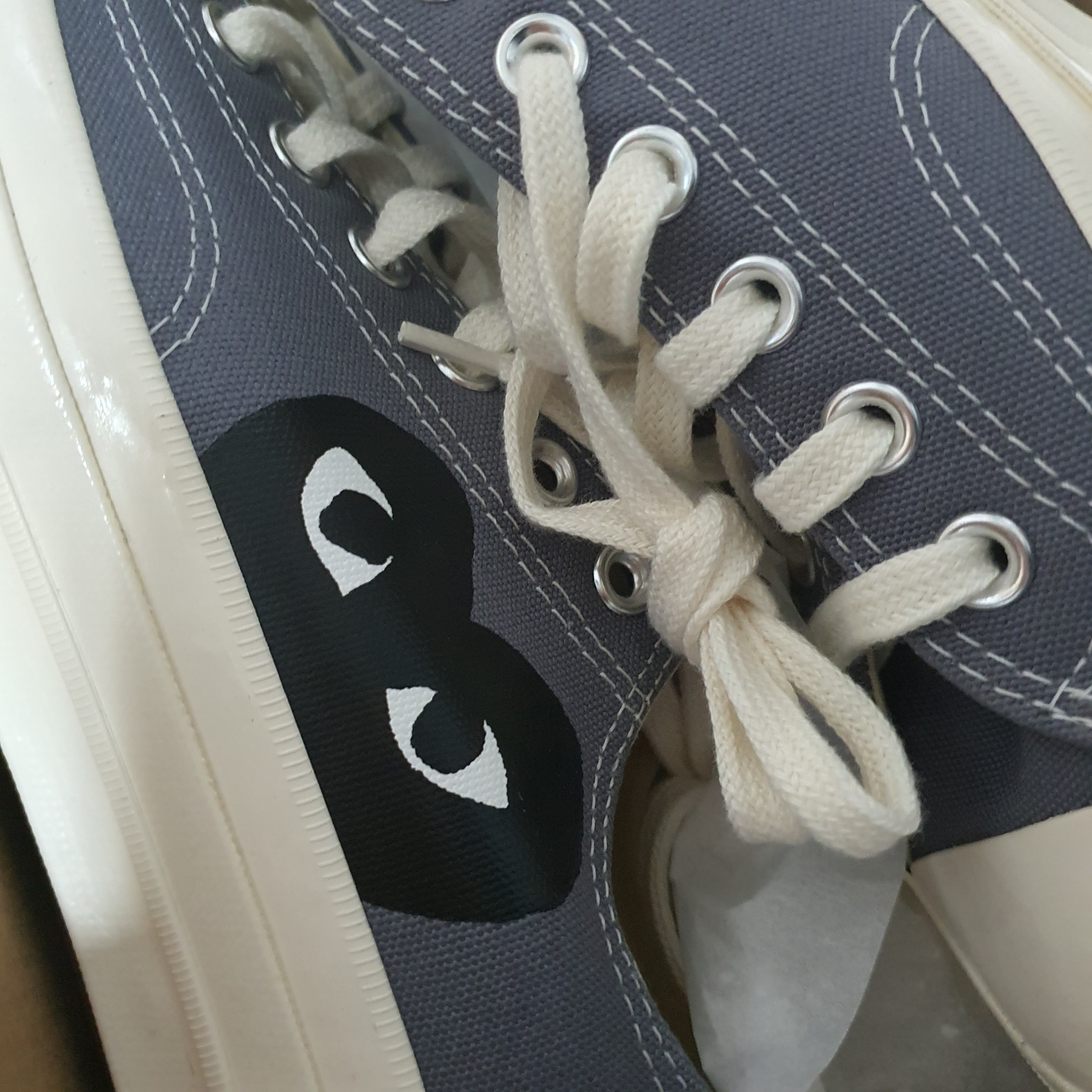 Converse x Play Comme des Garcons Chuck 70 Ox Steel Gray 착용 스타일 - 3