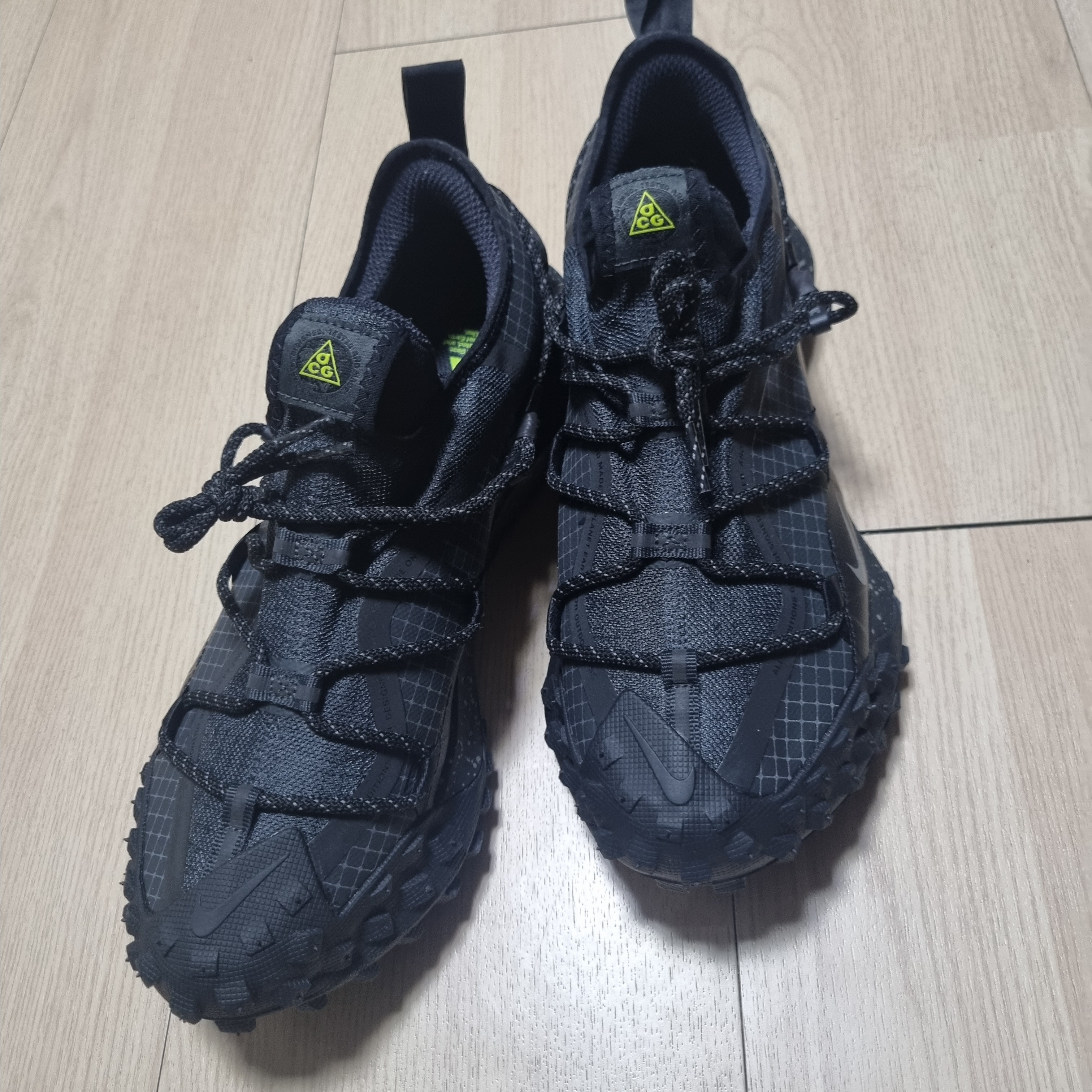 Nike ACG Mountain Fly Low Gore-Tex SE Dark Smoke Grey 착용 스타일 - 2